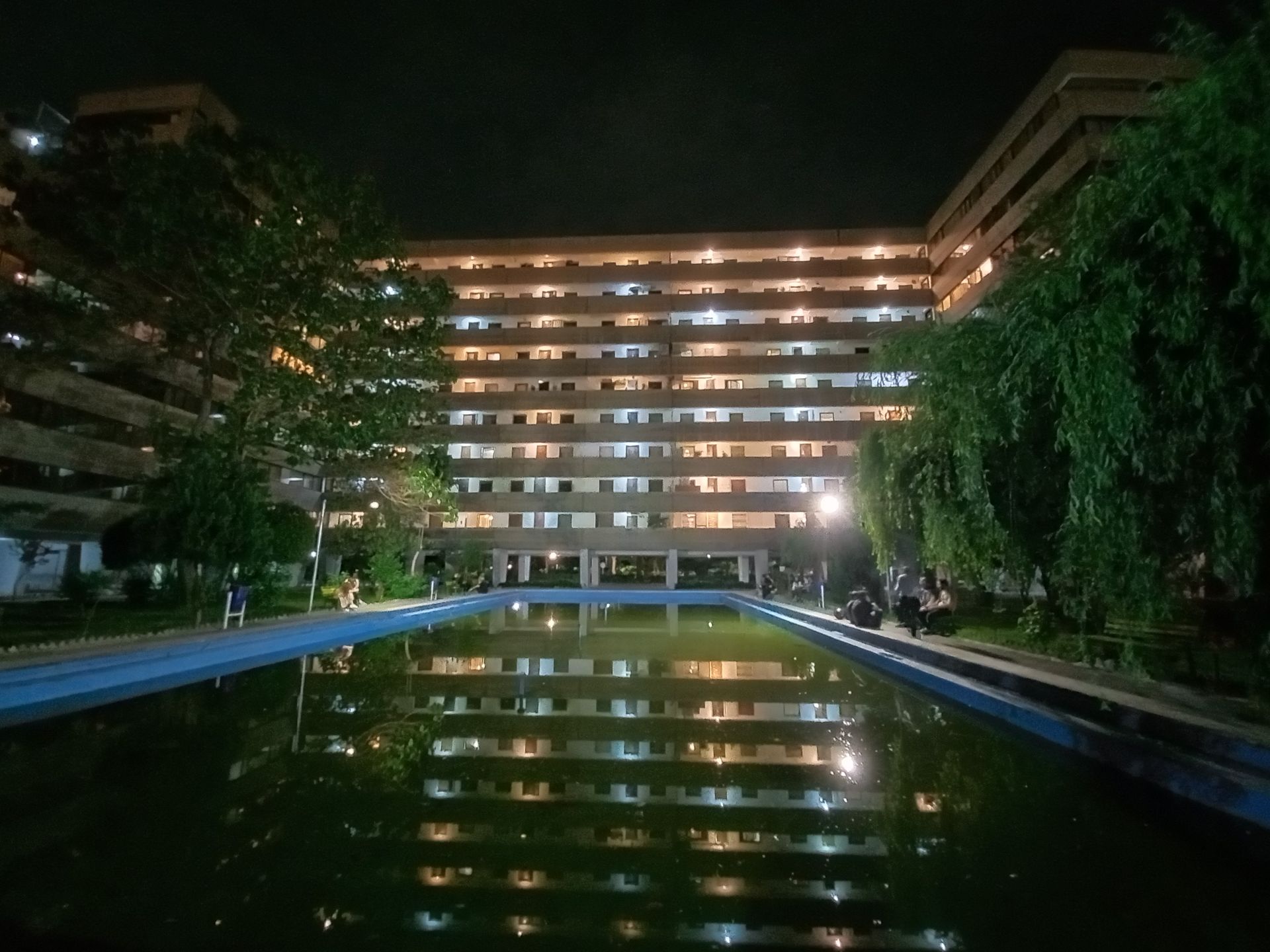 نمونه عکس ثبت شده توسط دوربین فوق‌عریض گلکسی A32 سامسونگ در تاریکی شب - ساختمان‌های شهرک اکباتان