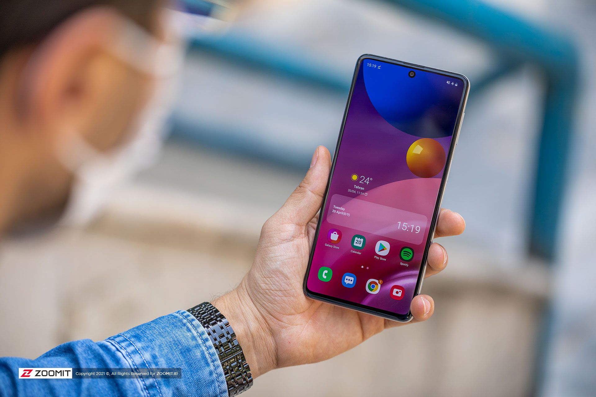 گوشی گلکسی M51 سامسونگ با رابط کاربری One UI 3.1 در دست