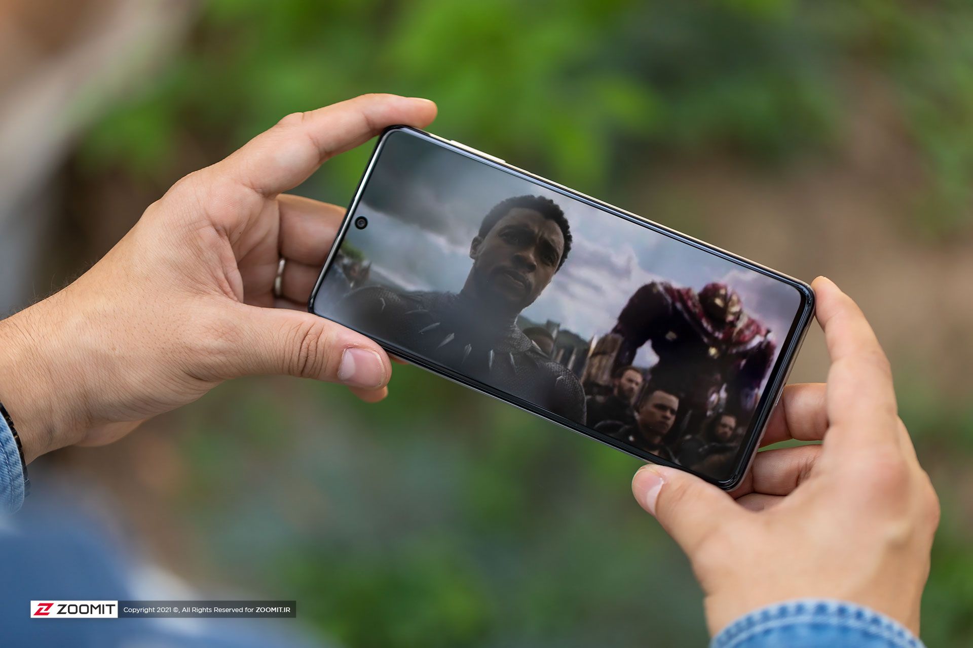 گوشی گلکسی M51 سامسونگ حین پخش فیلم