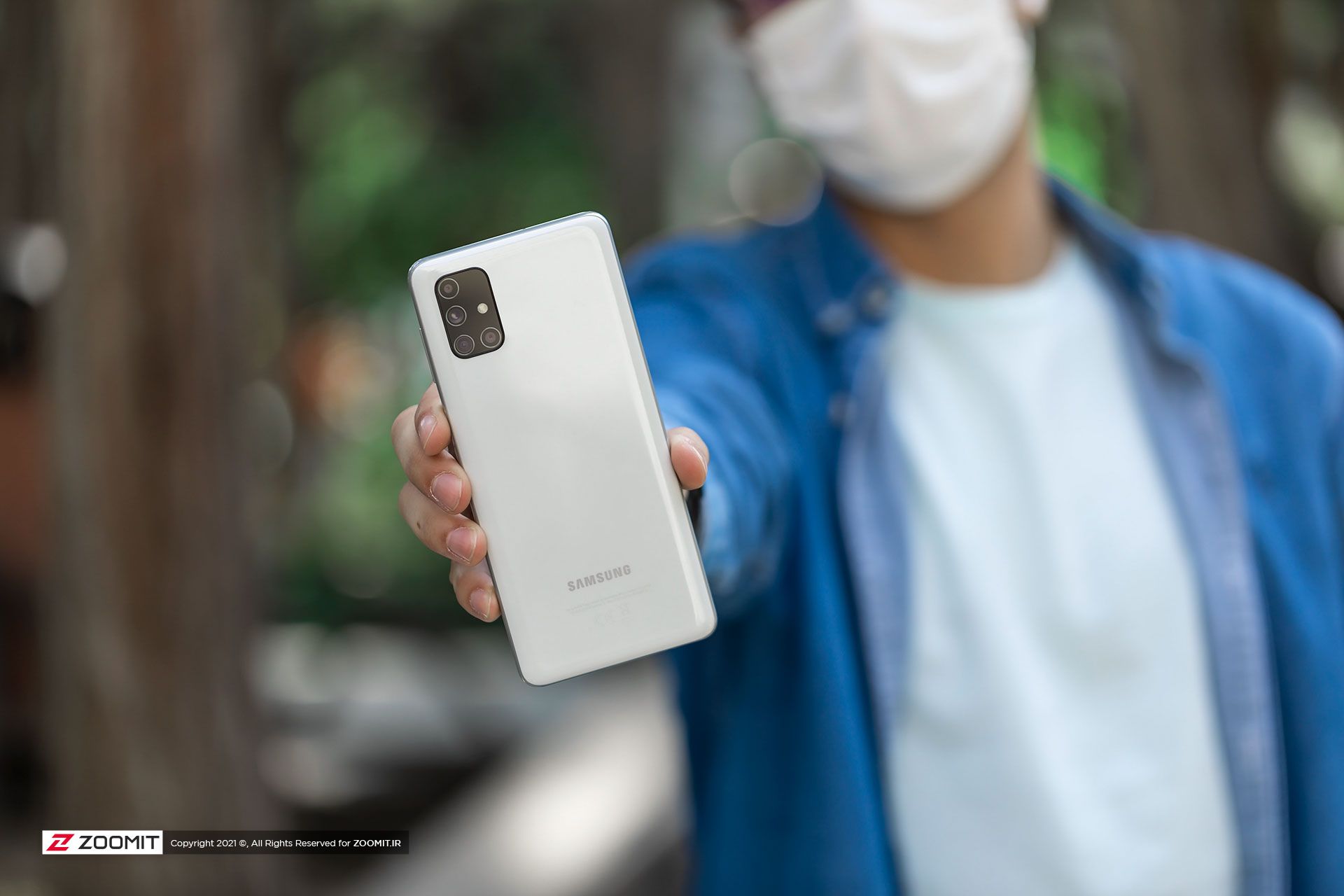 پشت گوشی گلکسی M51 سامسونگ در دست
