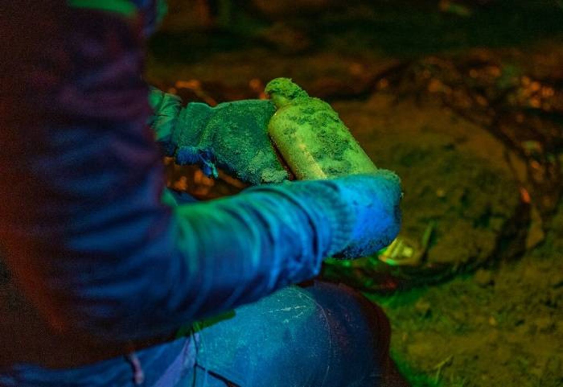 پیدا کردن بطری حاوی بذر از زیر خاک