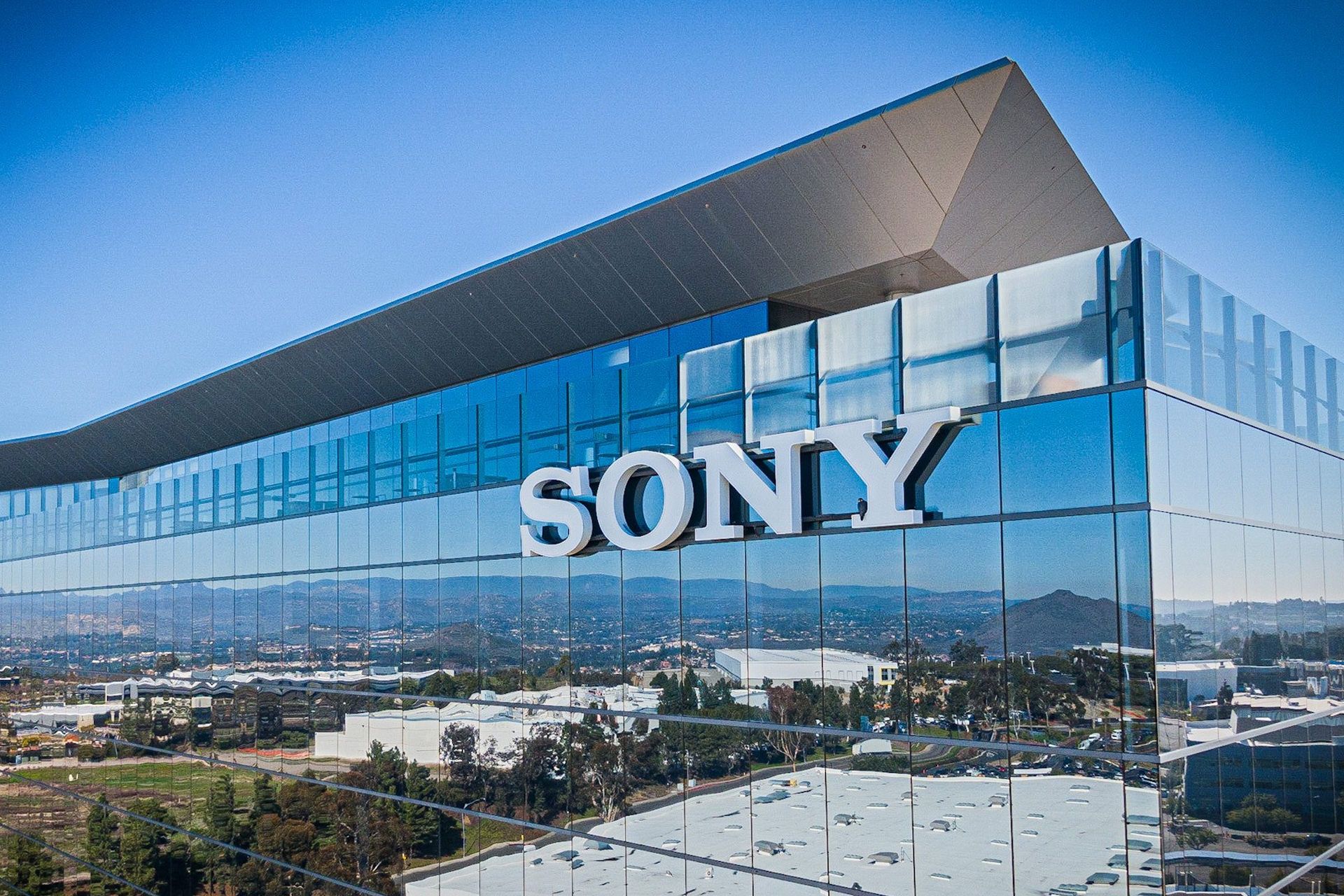لوگو سونی روی ساختمان مرکزی Sony در روز آسمان صاف ساختمان شیشه ای
