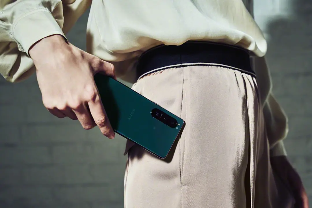 اکسپریا 5 مارک 3 / Xperia 5 III در دست از نمای پشت