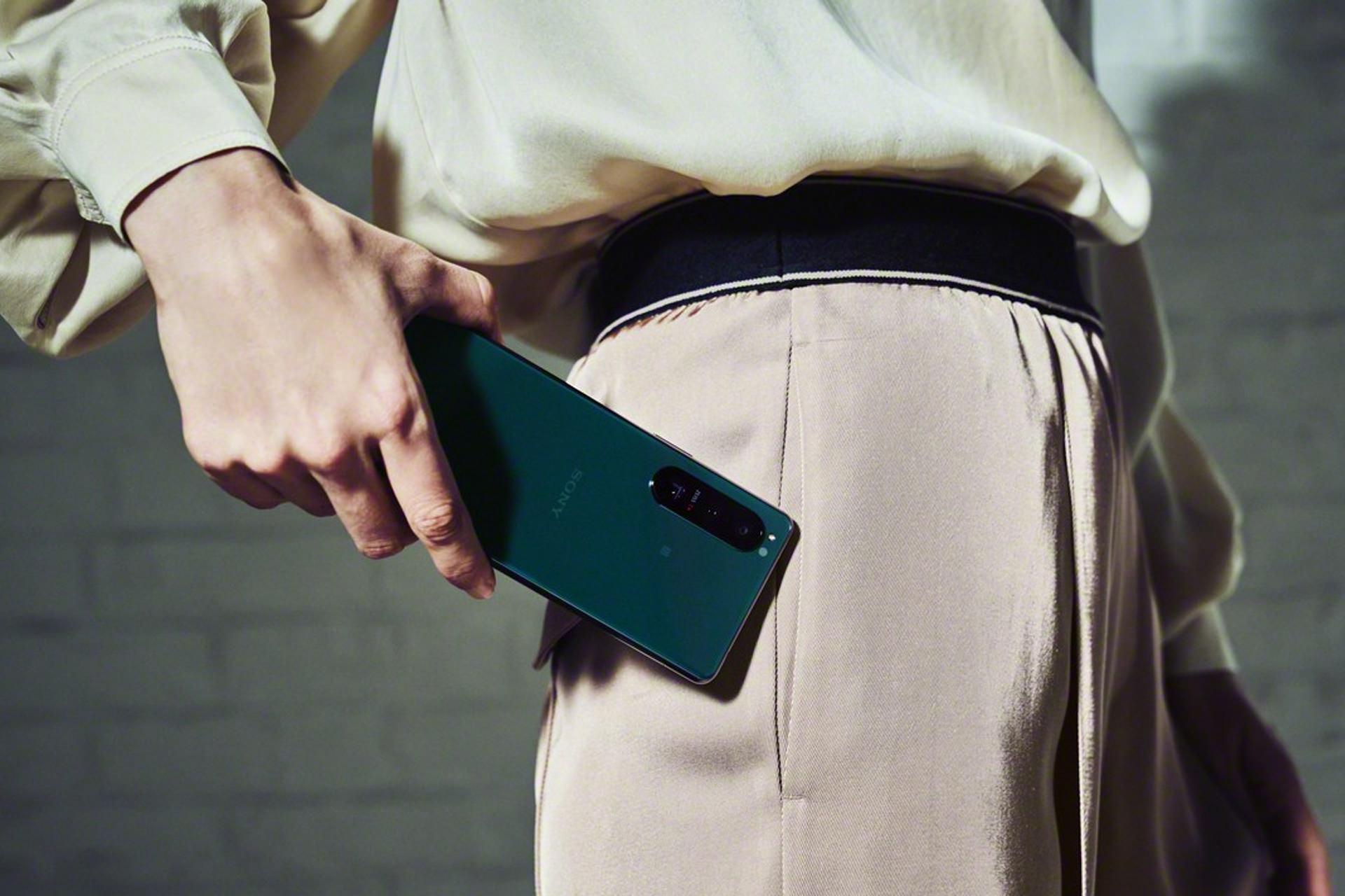 اکسپریا 5 مارک 3 / Xperia 5 III در دست از نمای پشت