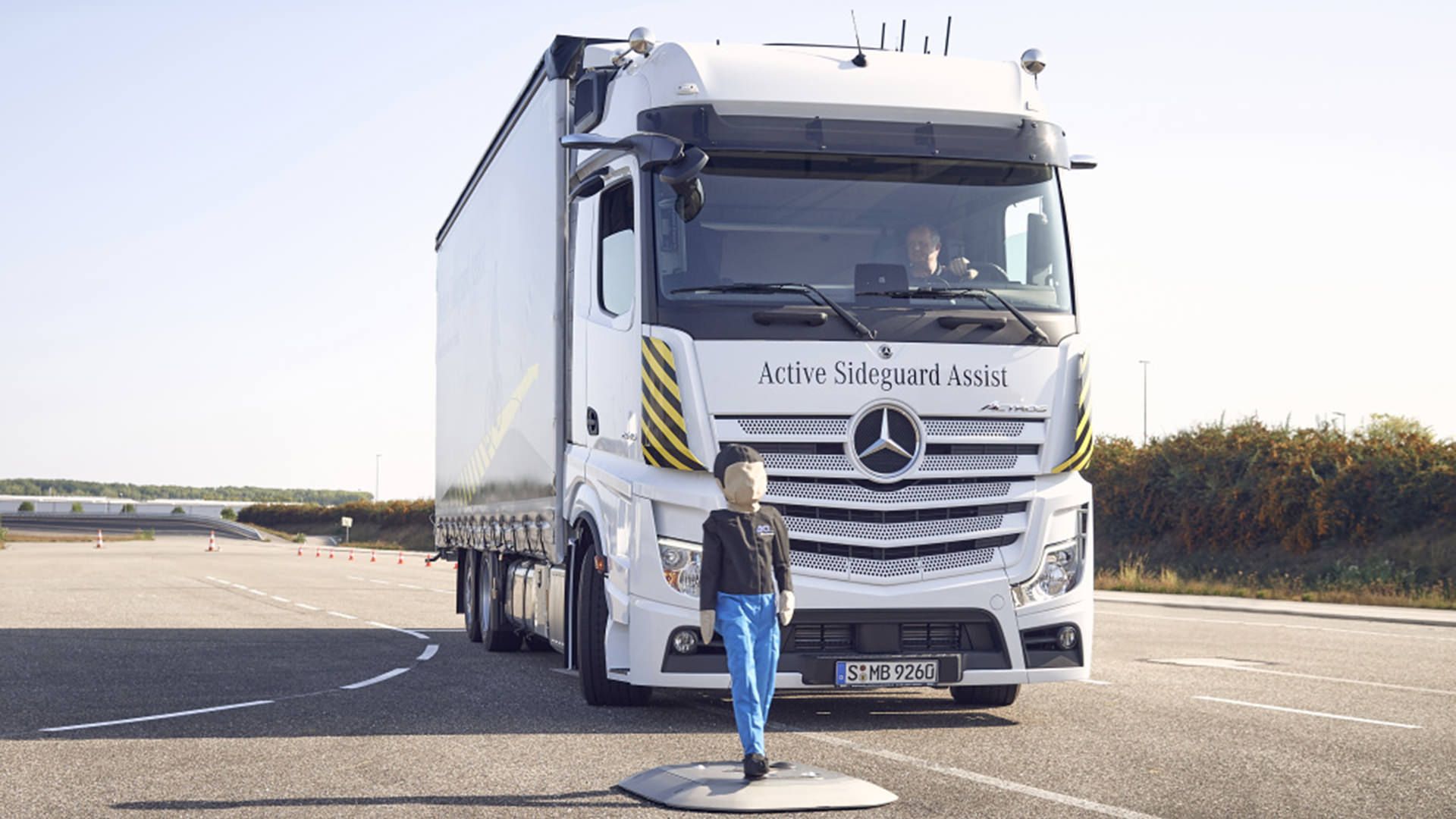 کامیون مرسدس بنز آکتروس / Mercedes-Benz Actros Truck سفید رنگ مجهز به دستیار رانندگی محافظ