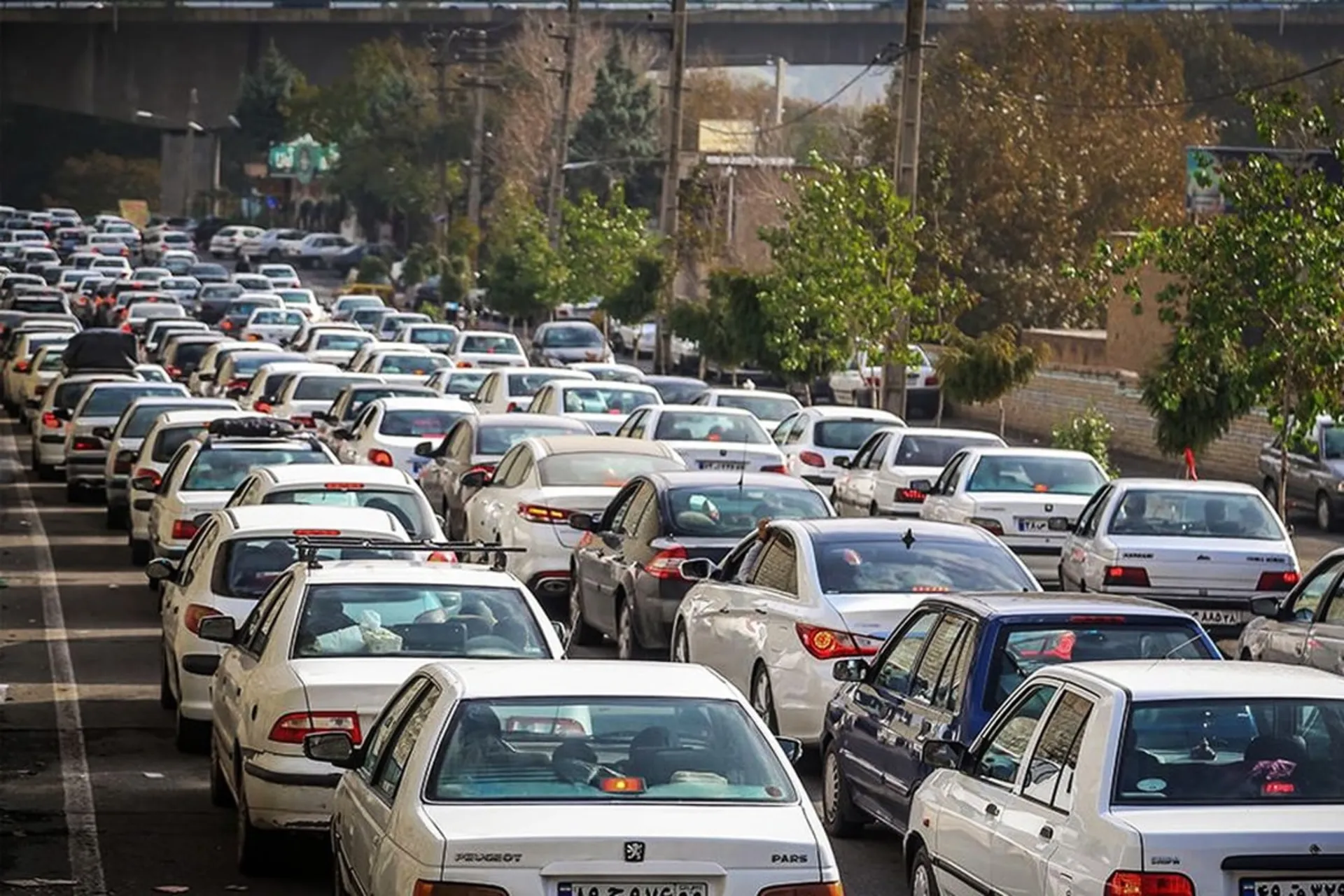 ترافیک خودروها در خیابان