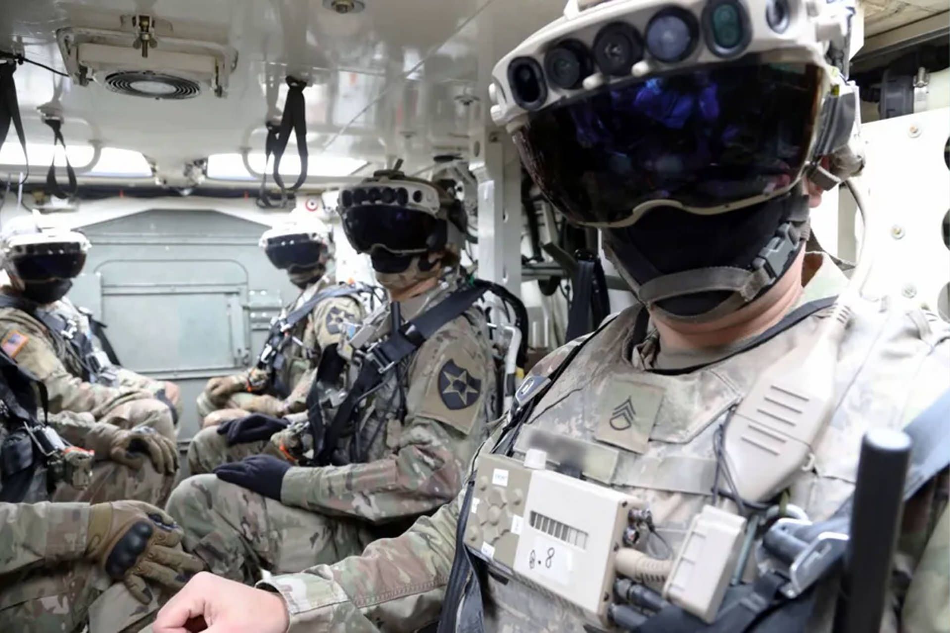 سرباز ارتش آمریکا با هدست واقعیت افزوده در محیط سربسته