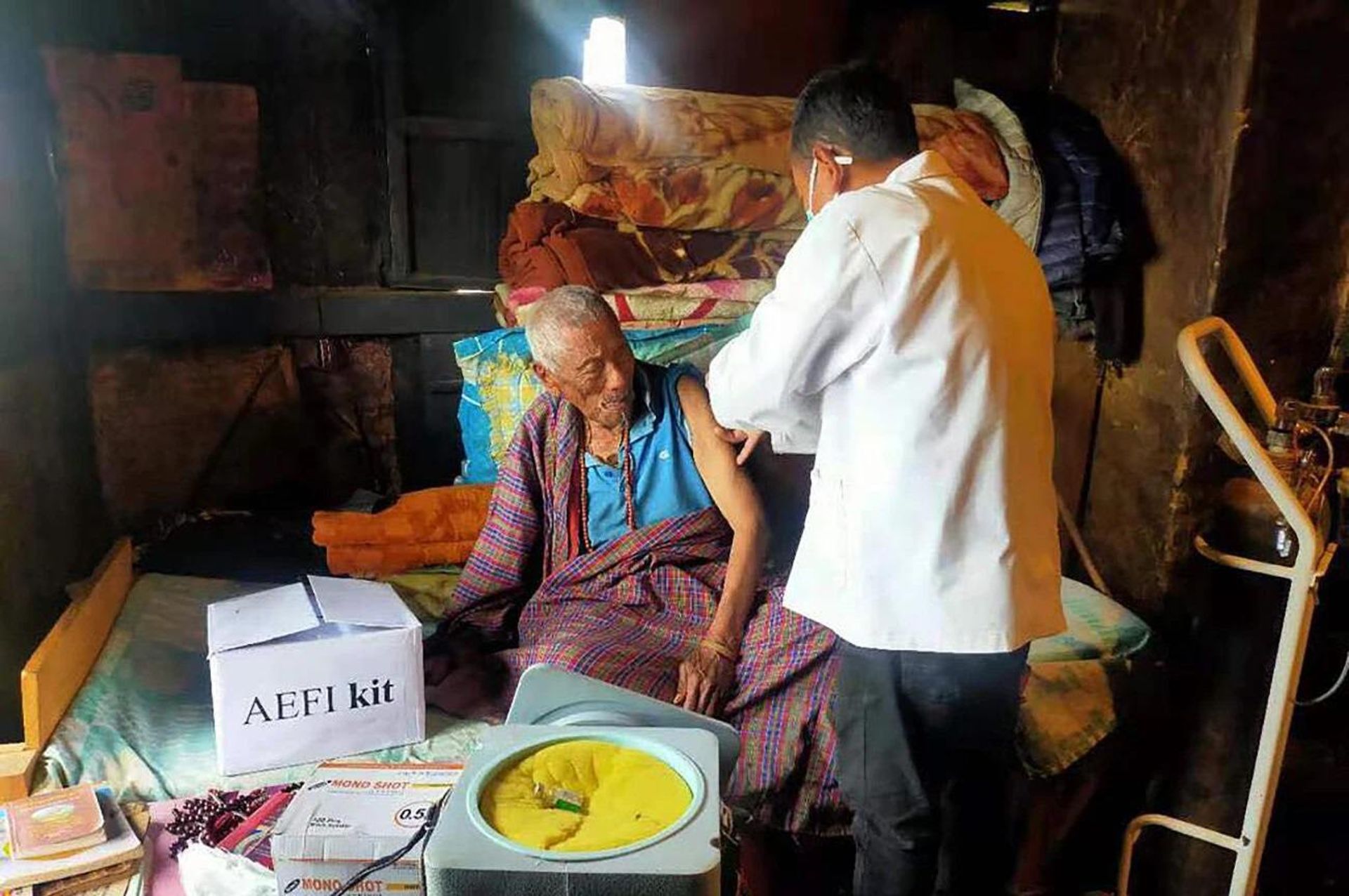 تزریق واکسن کرونا به یکی از شهروندان بوتان