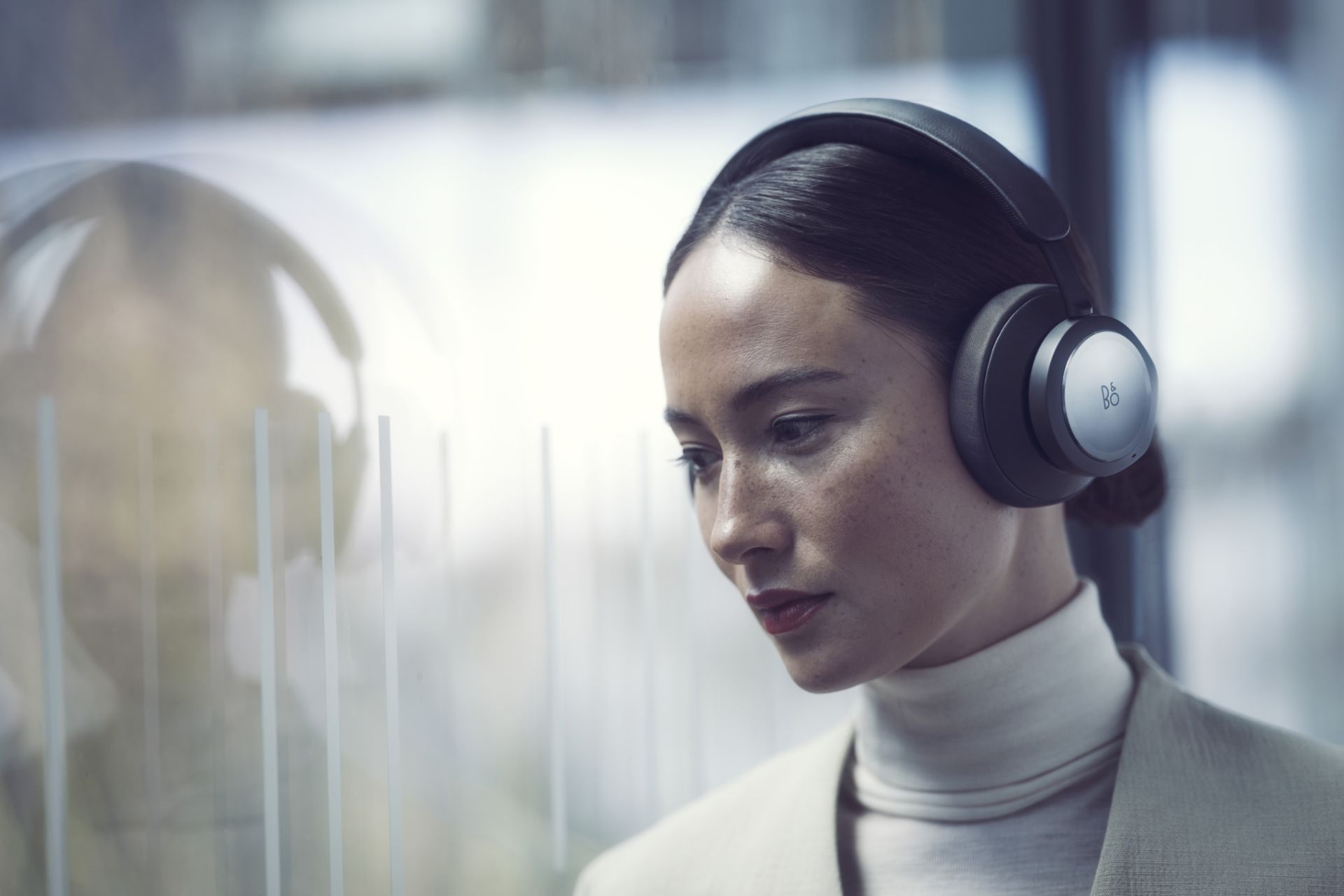 هدفون بیوپلی پورتال بنگ اند اولافسن / B&O Beoplay Portal روی گوش یک زن