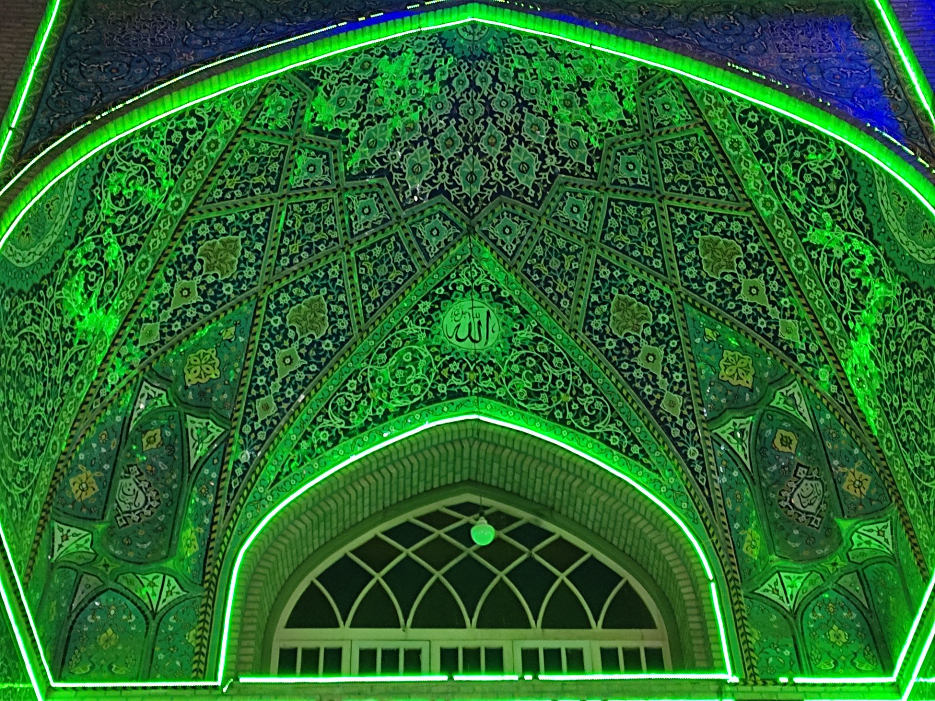 عکس نمونه ۲ برابری دوربین اصلی ردمی نوت ۱۰ در نور کم - نمای کاشی کاری مسجد