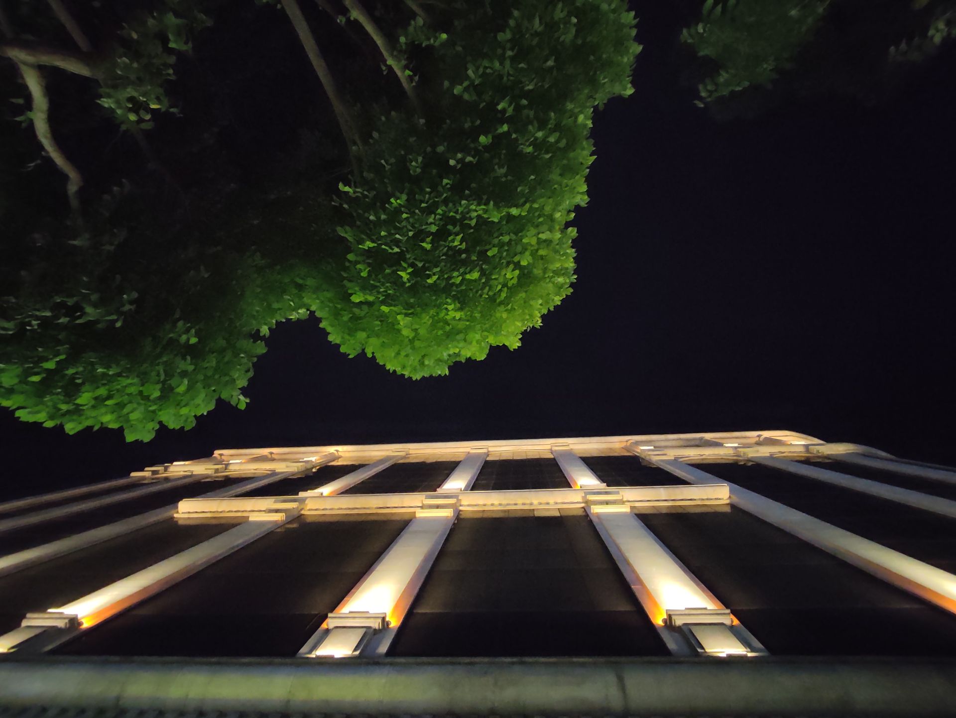عکس نمونه دوربین اولتراواید ردمی نوت ۱۰ در نور کم - نمای فوق عریض از مرکز خرید سون سنتر میدان هفت حوض