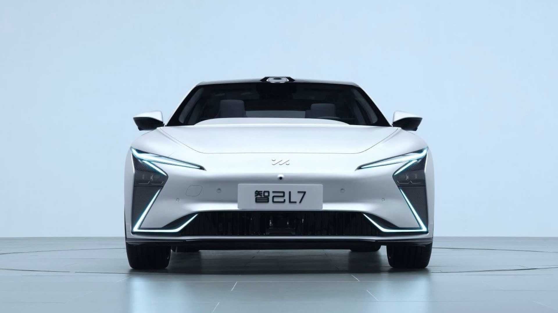 نمای روبرو خودرو برقی ژیجی Zhiji L7 EV