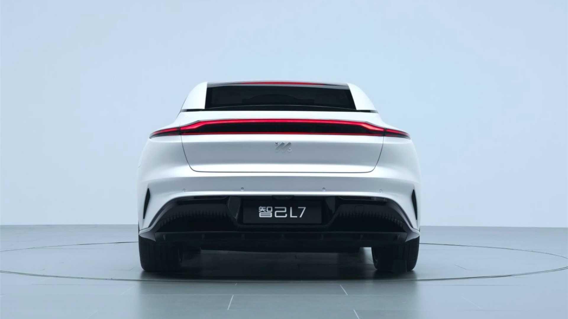 نمای عقب خودرو برقی ژیجی Zhiji L7 EV