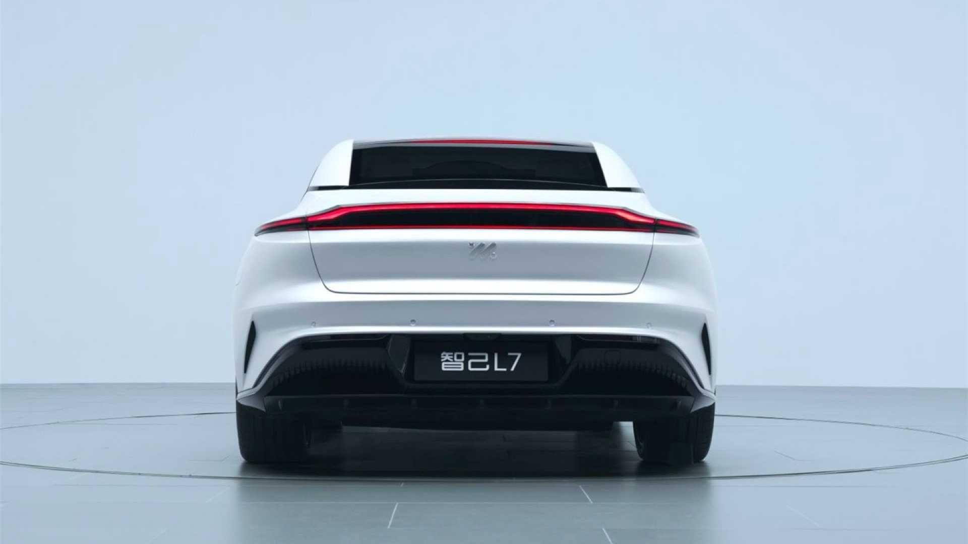 نمای عقب خودرو برقی ژیجی Zhiji L7 EV