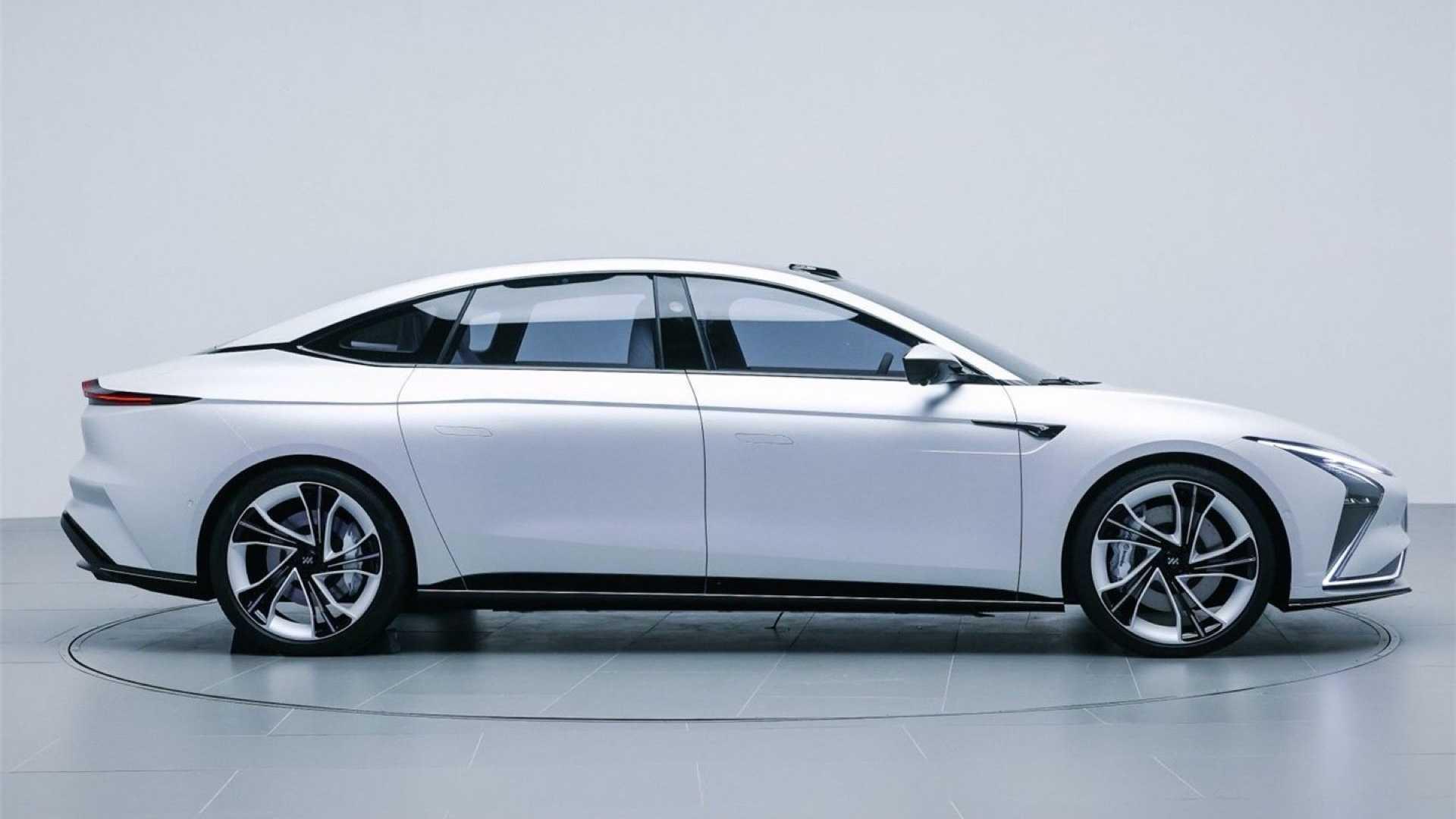 نمای جانبی خودرو برقی ژیجی Zhiji L7 EV