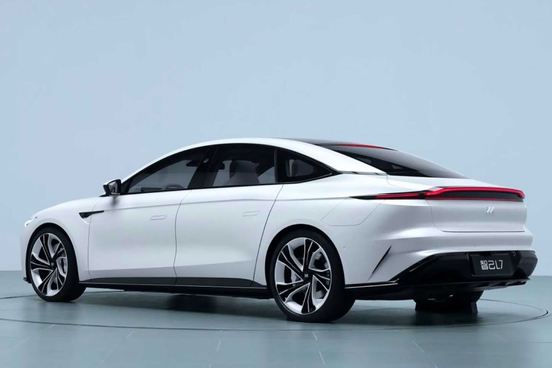 نمای پشت خودرو برقی ژیجی Zhiji L7 EV