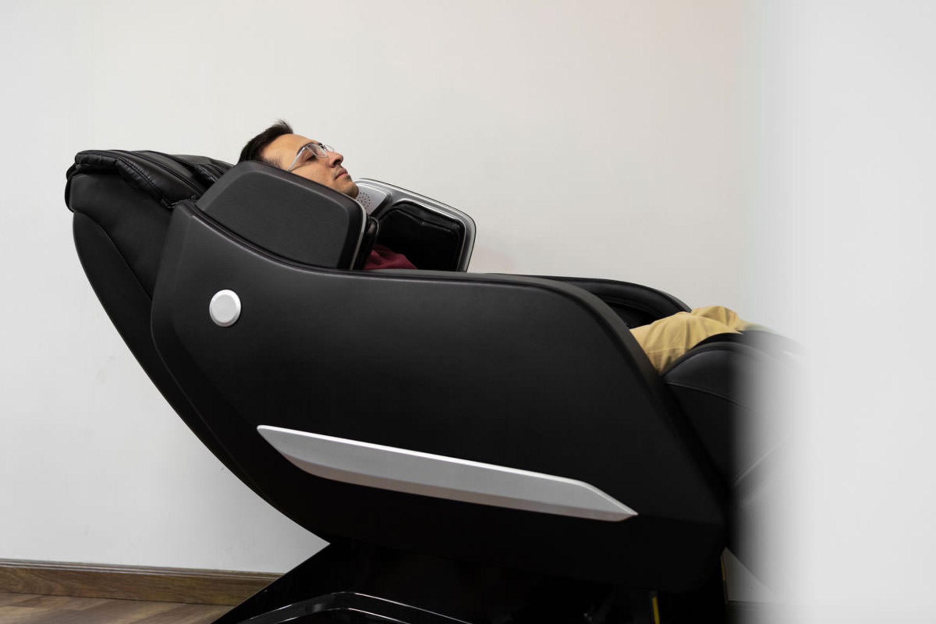 صندلی ماساژ در دفتر زومیت