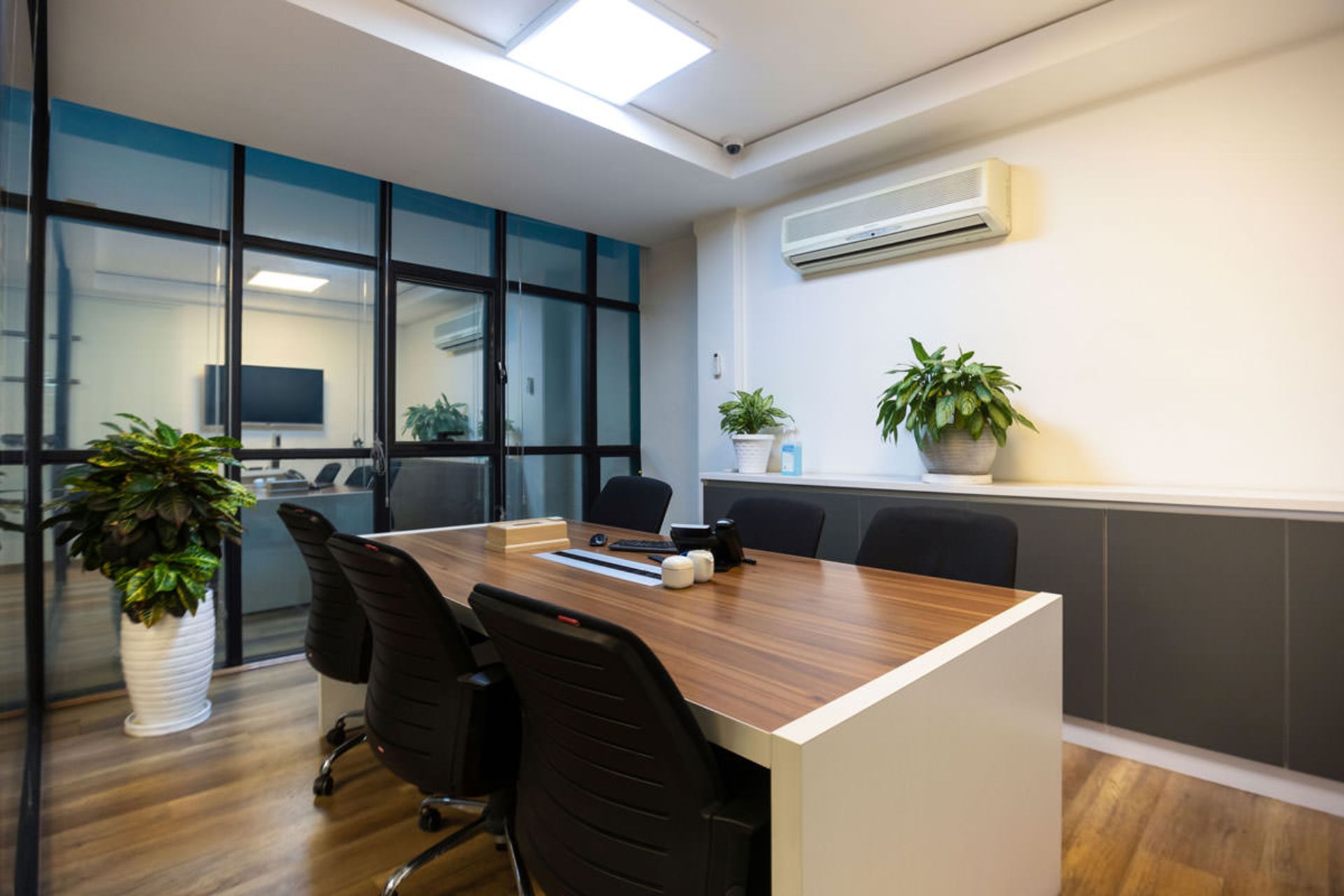 اتاق جلسات دفتر زومیت