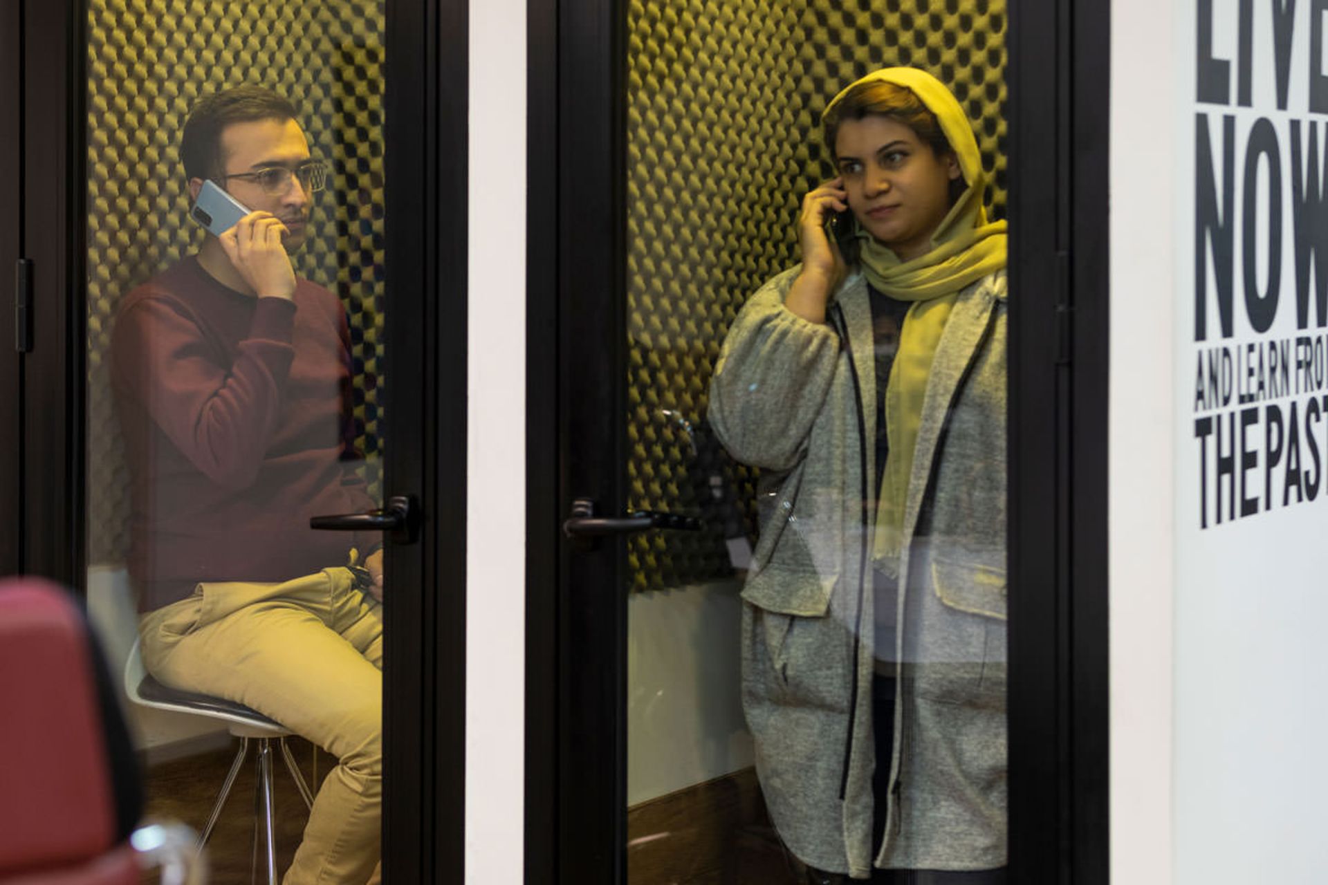 اتاق مکالمه تلفنی دفتر زومیت