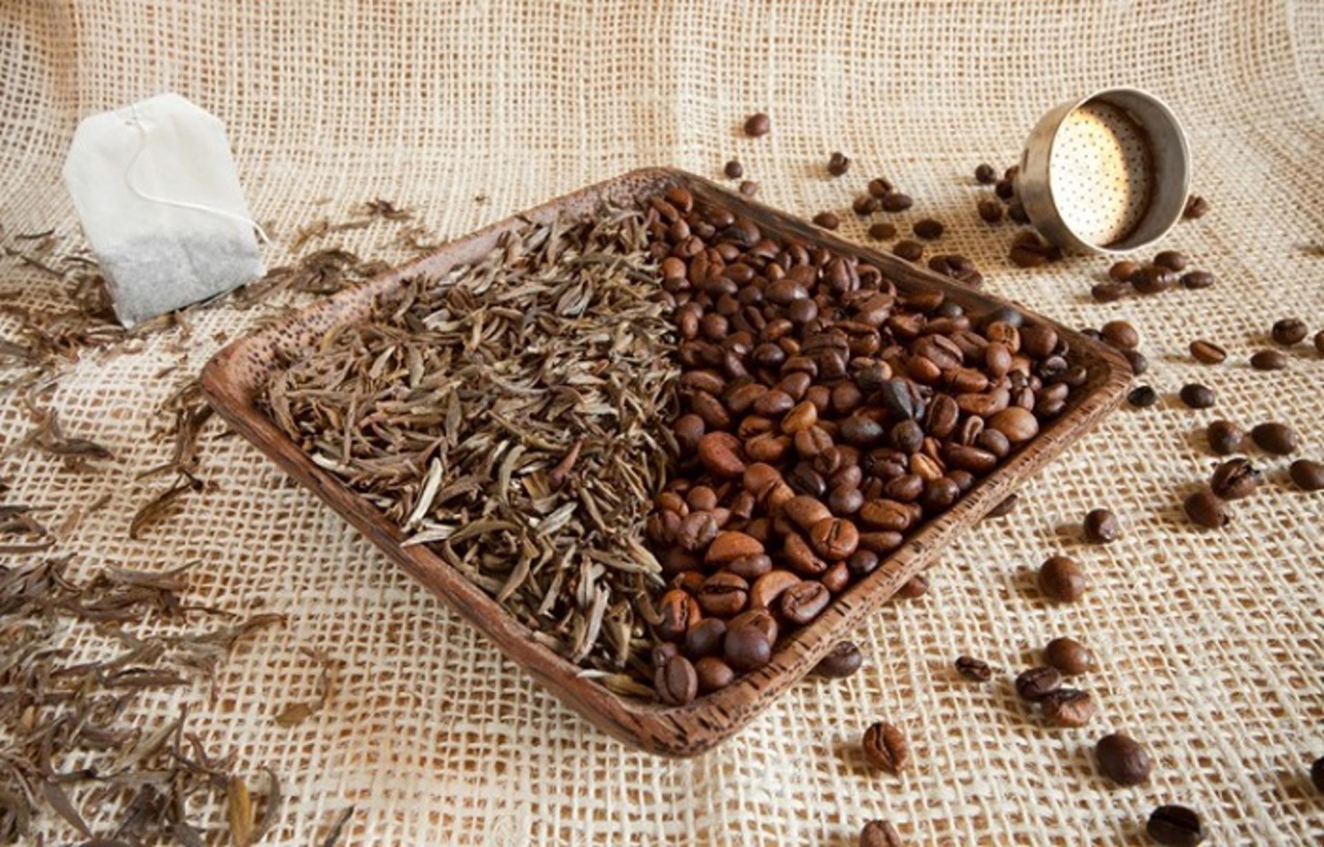 دانه قهوه و چای سبز