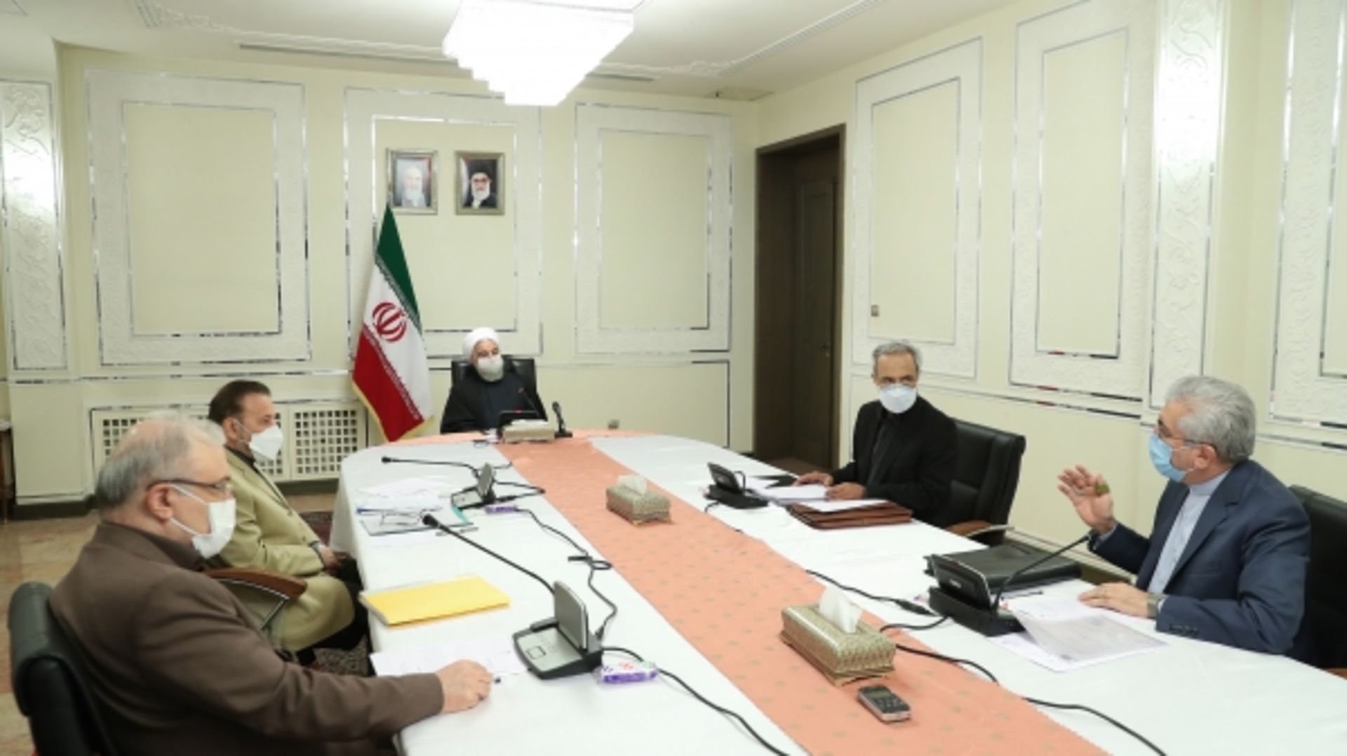 تصویری از رئیس‌جمهور و وزراء در ستاد کرونا