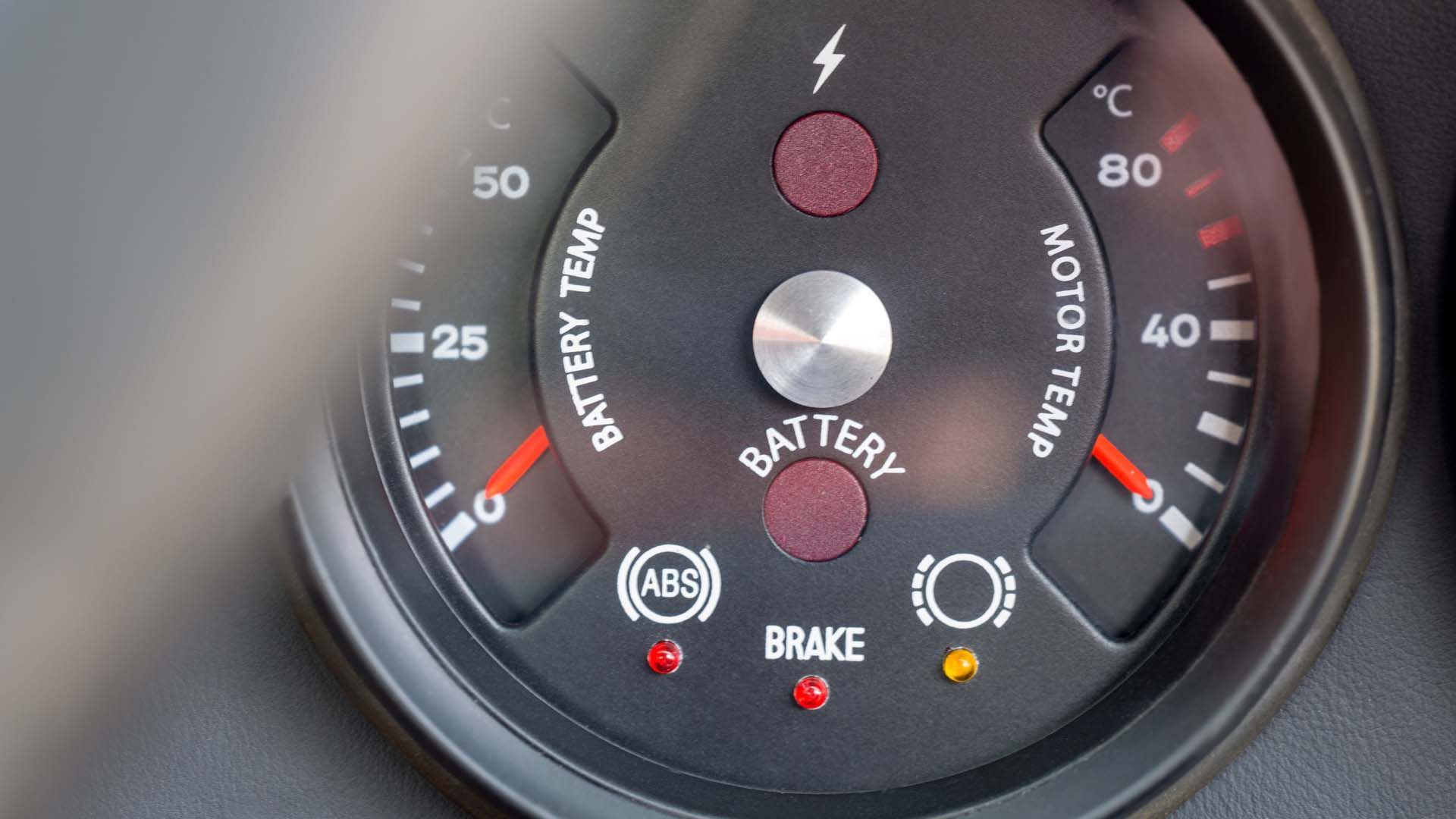 سنجشگر جلوداشبورد خودروی برقی پورشه 911 اوررتی / Everrati Porsche 911 EV  قرمز رنگ