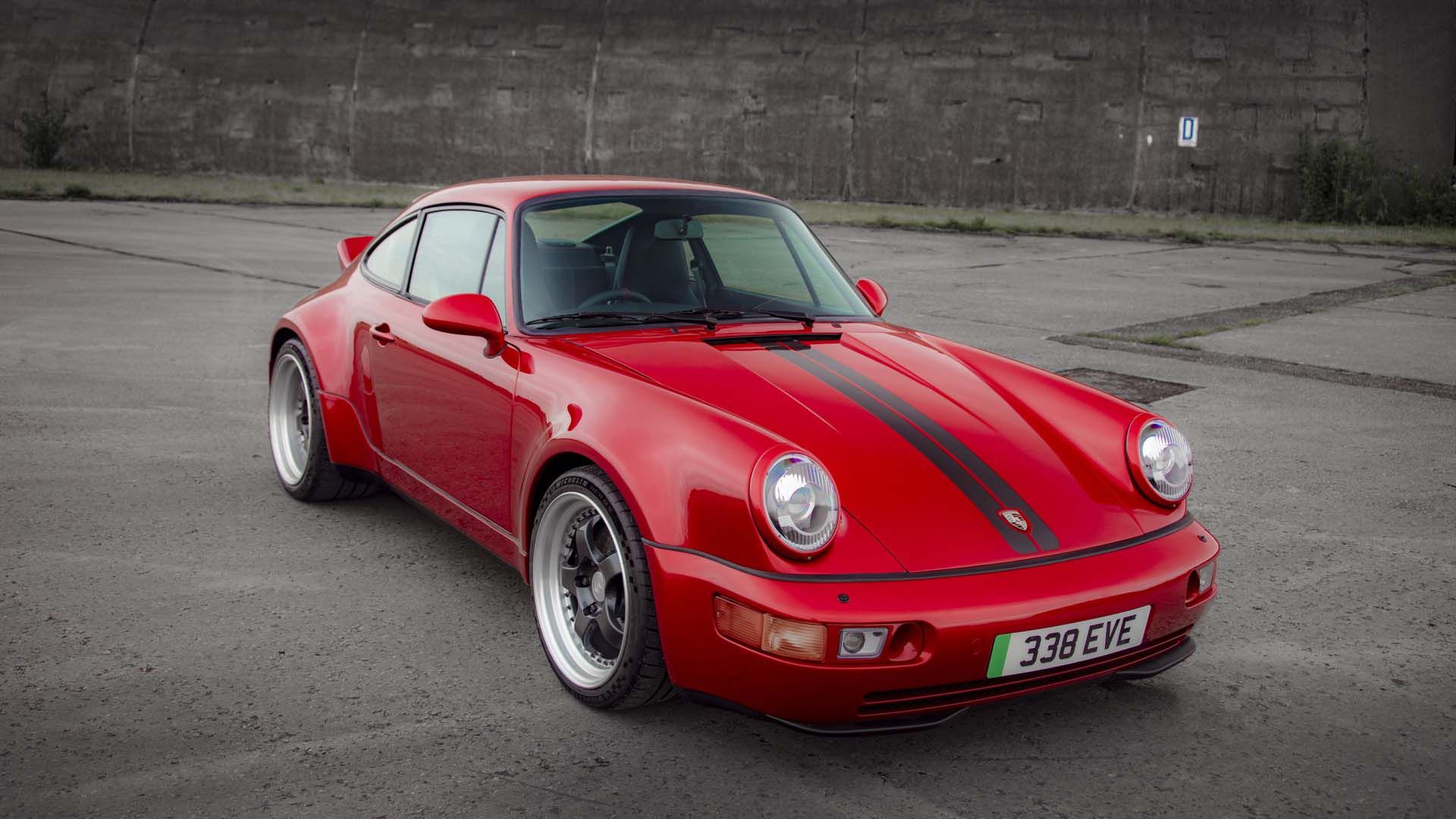 نمای جلو خودروی برقی پورشه 911 اوررتی / Everrati Porsche 911 EV  قرمز رنگ