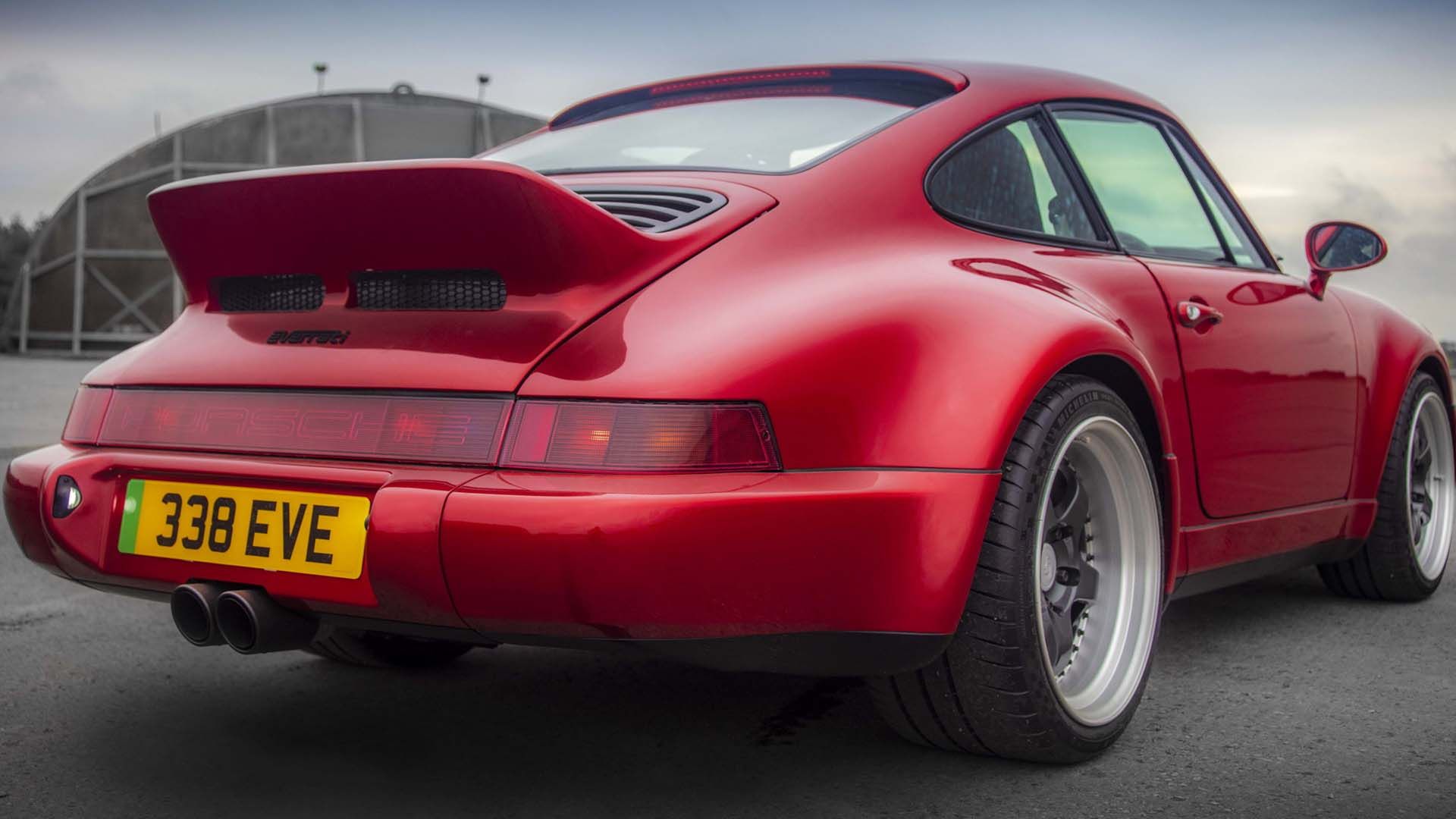 نمای عقب خودروی برقی پورشه 911 اوررتی / Everrati Porsche 911 EV  قرمز رنگ