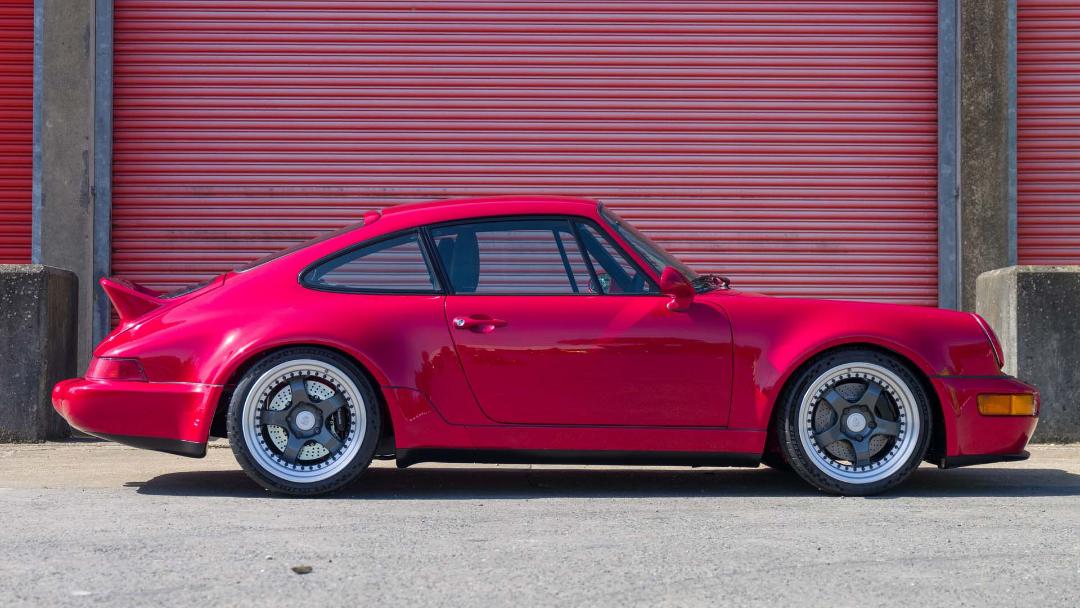 نمای جانبی خودروی برقی پورشه 911 اوررتی / Everrati Porsche 911 EV  قرمز رنگ