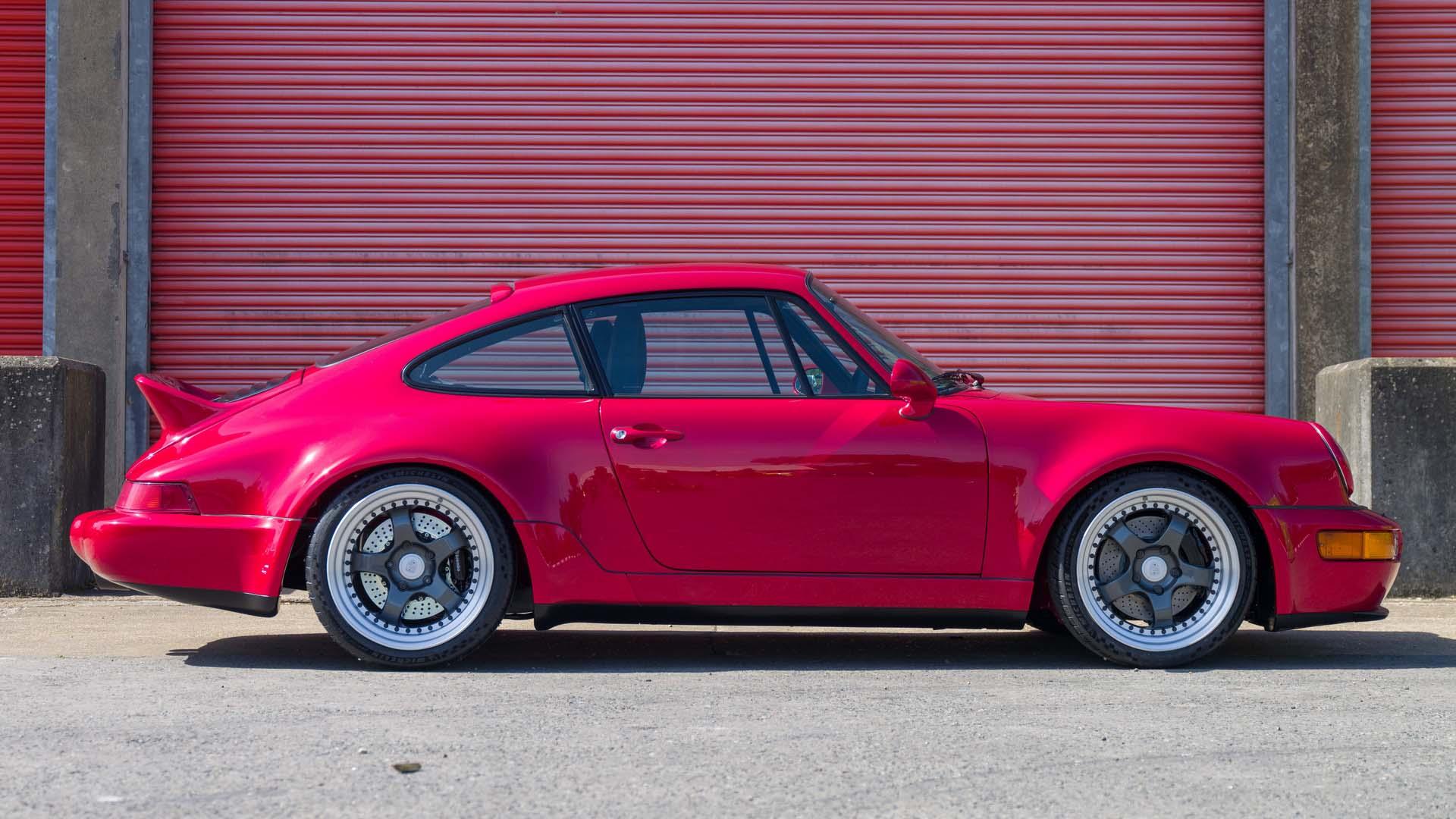 نمای جانبی خودروی برقی پورشه 911 اوررتی / Everrati Porsche 911 EV  قرمز رنگ