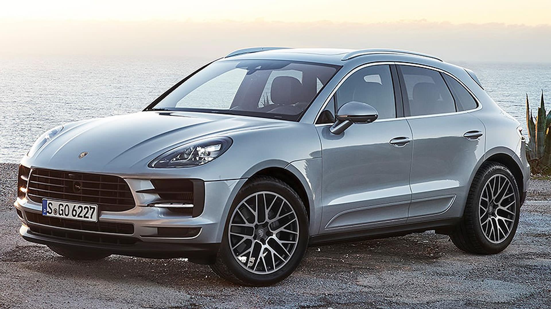 کراس اور پورشه ماکان / Porsche Macan crossover در کنار دریا