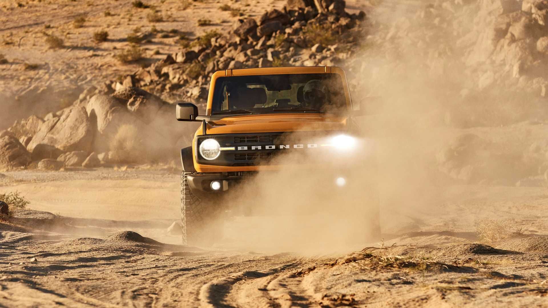 نمای جلو شاسی بلند فورد برونکو / 2021 Ford Bronco زرد رنگ در جاده آف‌رود