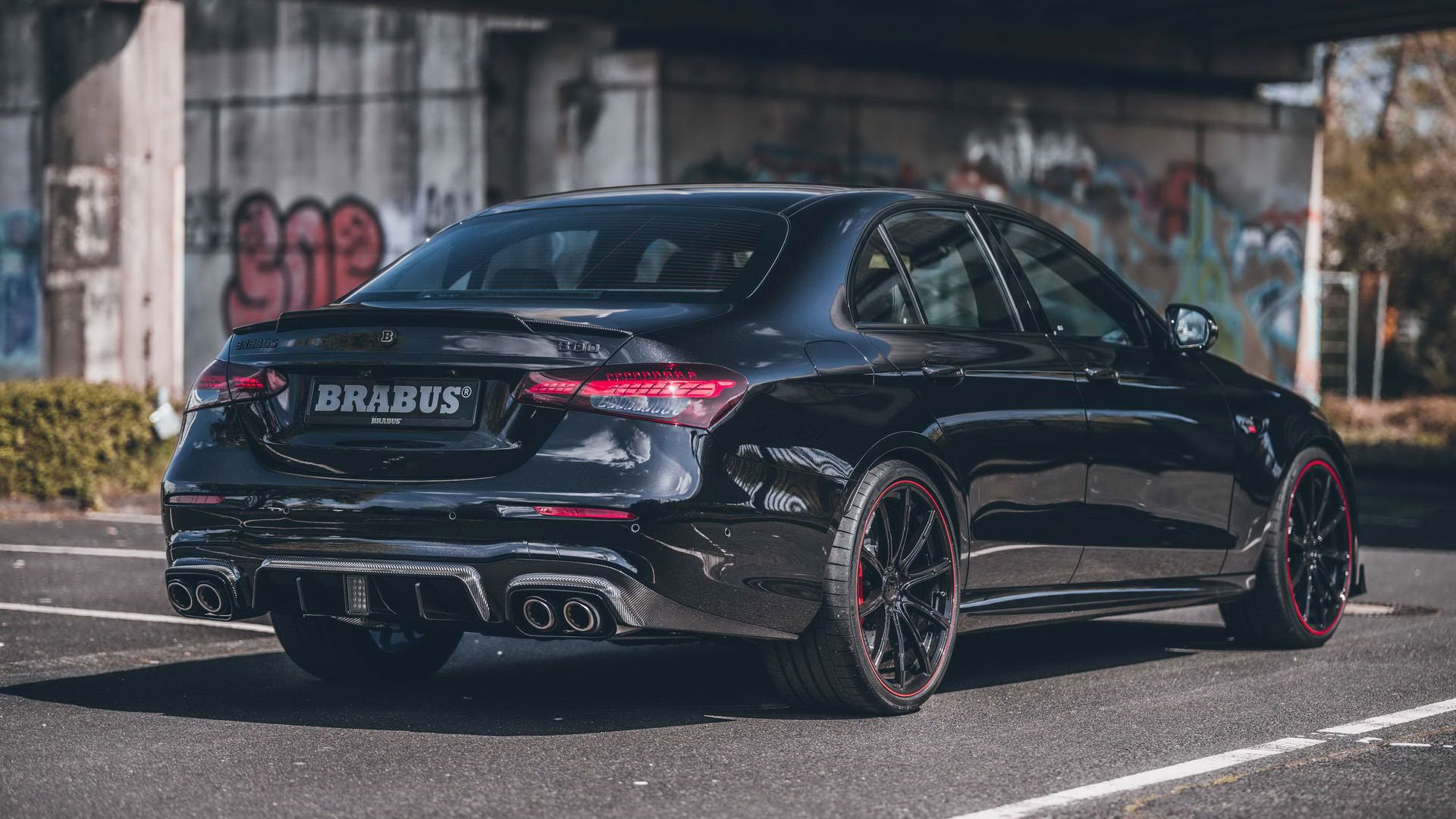 نمای سه چهارم عقب برابوس 800 مرسدس آ ام گ ای 63 / Brabus 800 Mercedes-AMG E63 سیاه رنگ