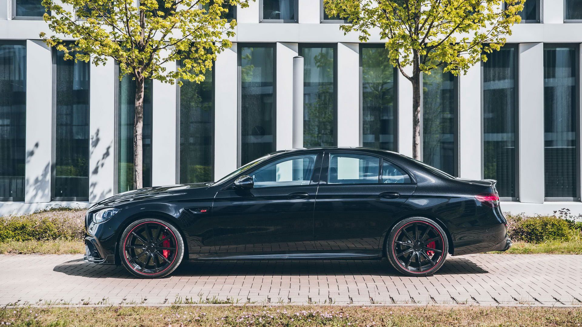 نمای جانبی برابوس 800 مرسدس آ ام گ ای 63 / Brabus 800 Mercedes-AMG E63 سیاه رنگ