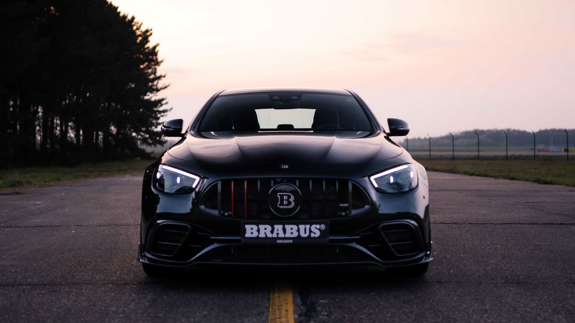 نمای جلو برابوس 800 مرسدس آ ام گ ای 63 / Brabus 800 Mercedes-AMG E63 سیاه رنگ در جاده