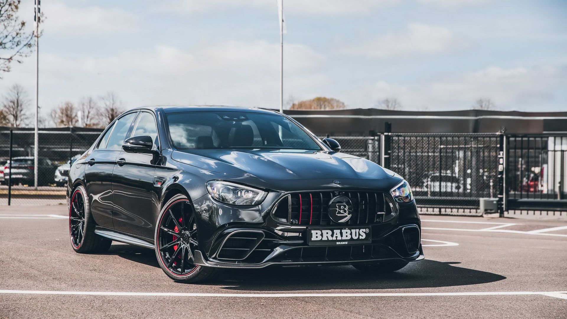 برابوس 800 مرسدس آ ام گ ای 63 / Brabus 800 Mercedes-AMG E63 سیاه رنگ در محوطه پارکینگ