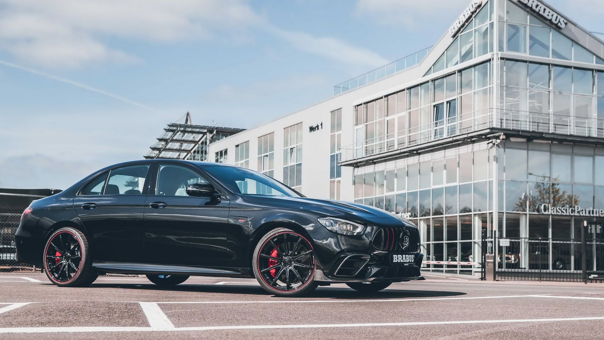 برابوس 800 مرسدس آ ام گ ای 63 / Brabus 800 Mercedes-AMG E63 سیاه رنگ در کنار ساختمان برابوس