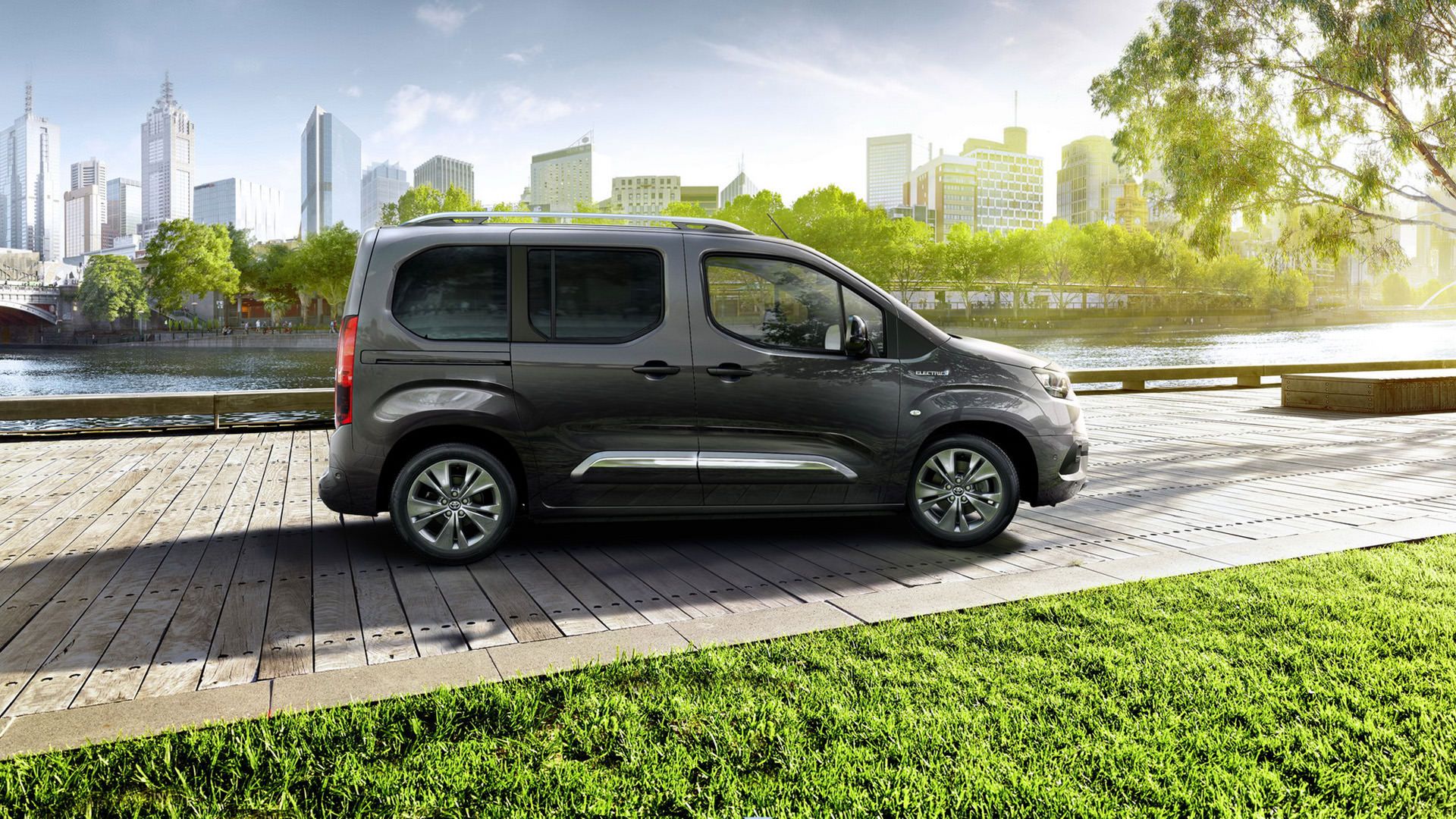 نمای جانبی ون برقی تویوتا پروسه سیتی 2021 / 2021 Toyota Proace City Electric Van خاکستری رنگ
