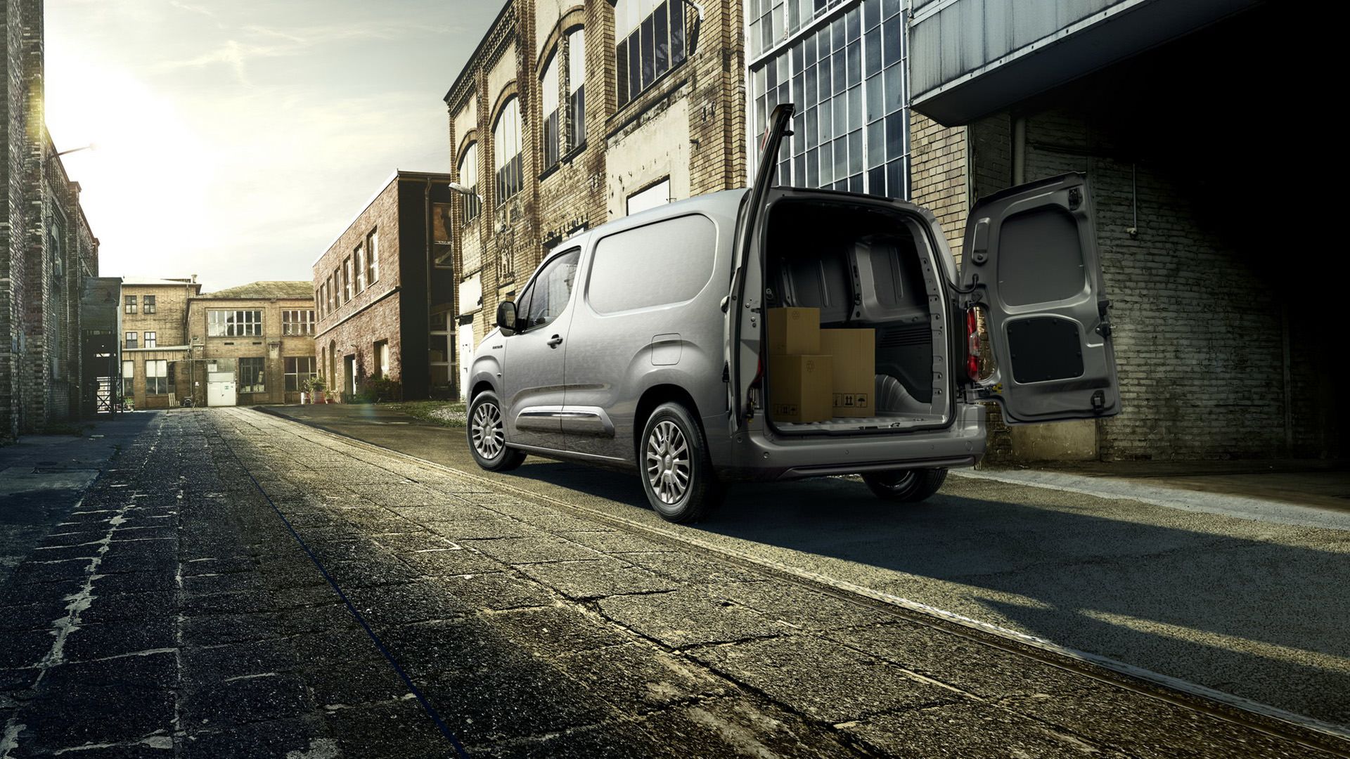 نمای عقب ون برقی تویوتا پروسه سیتی 2021 / 2021 Toyota Proace City Electric Van خاکستری رنگ