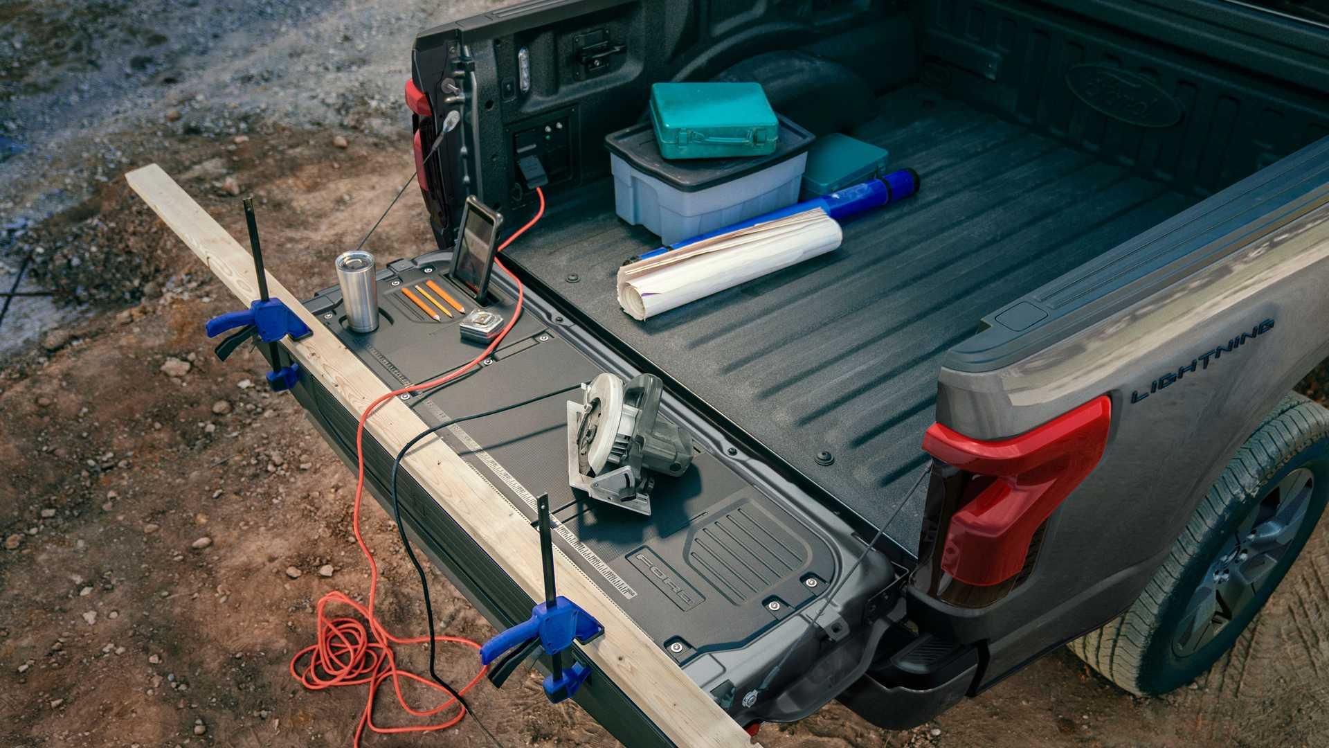 نمای عقب فورد اف150 لایتنینگ Ford F-150 Lightning