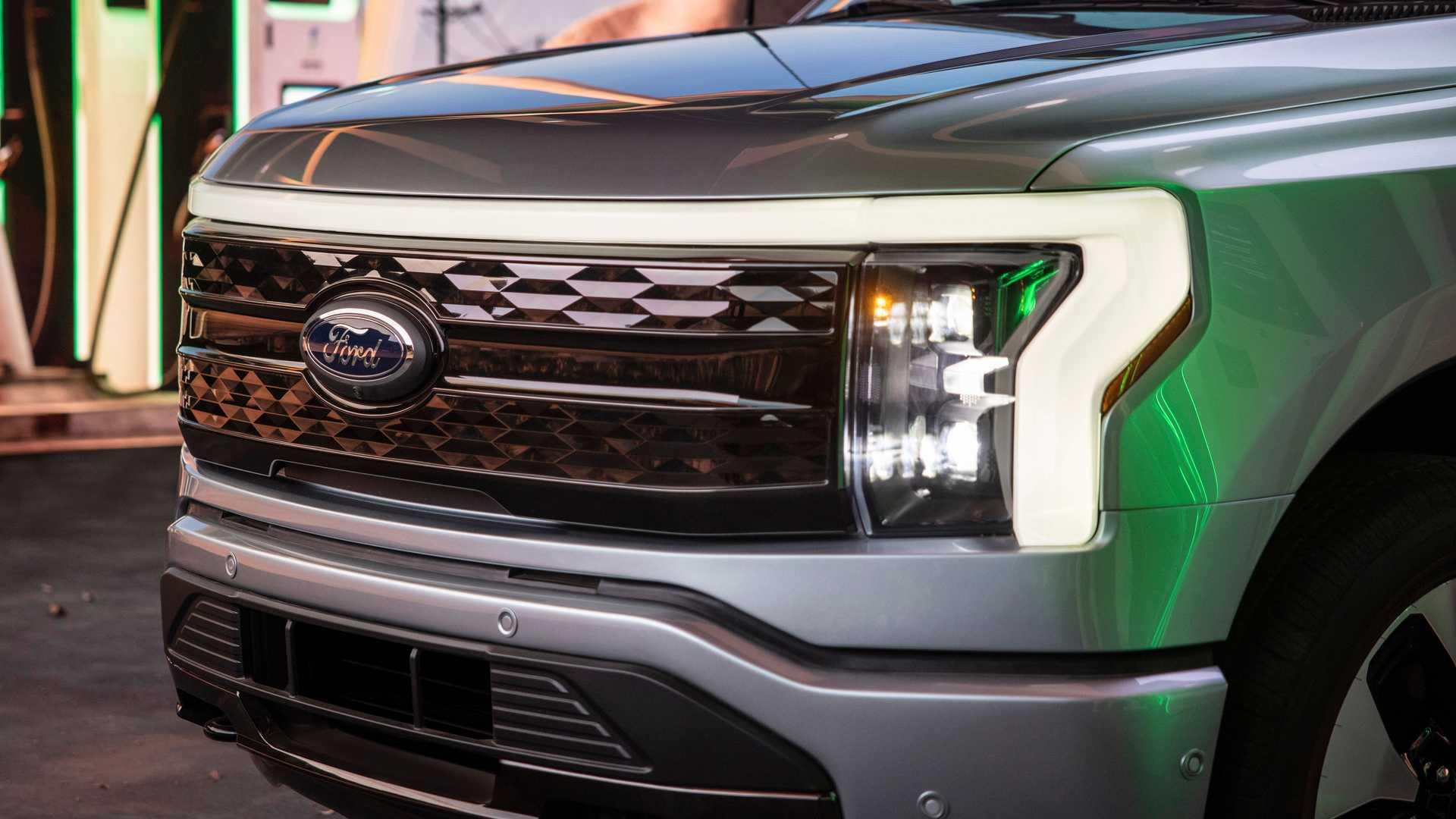 نمای جلوپنجره فورد اف150 لایتنینگ Ford F-150 Lightning