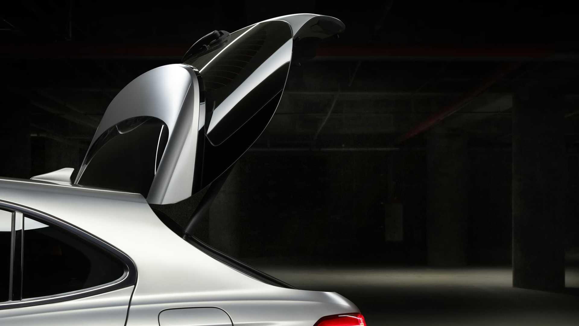 در صندوق عقب جنسیس جی 7-شوتینگ بریک / Genesis G70 Shooting Brake خاکستری رنگ