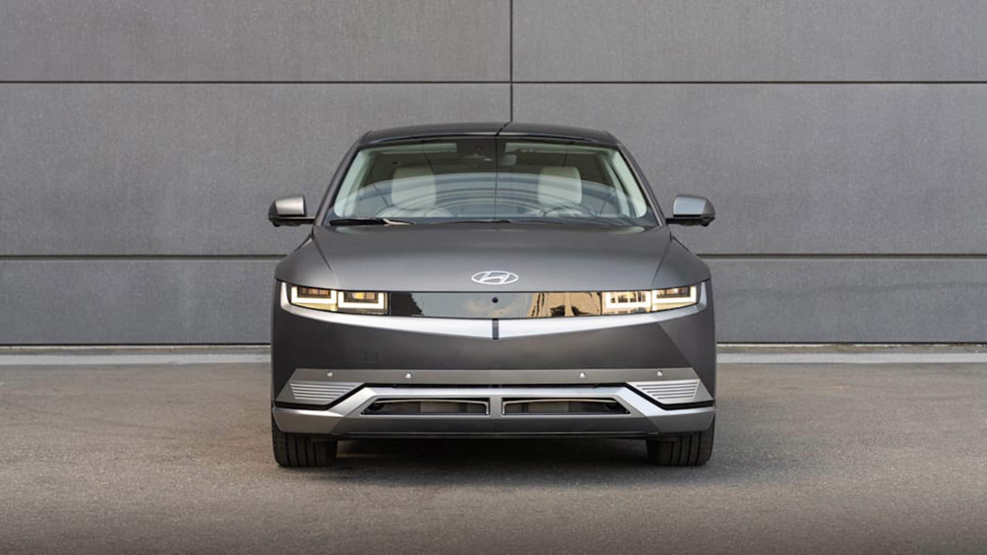 نمای جلو کراس اور برقی هیوندای آیونیک 5 / 2022 Hyundai Ioniq 5 electric crossover خاکستری رنگ