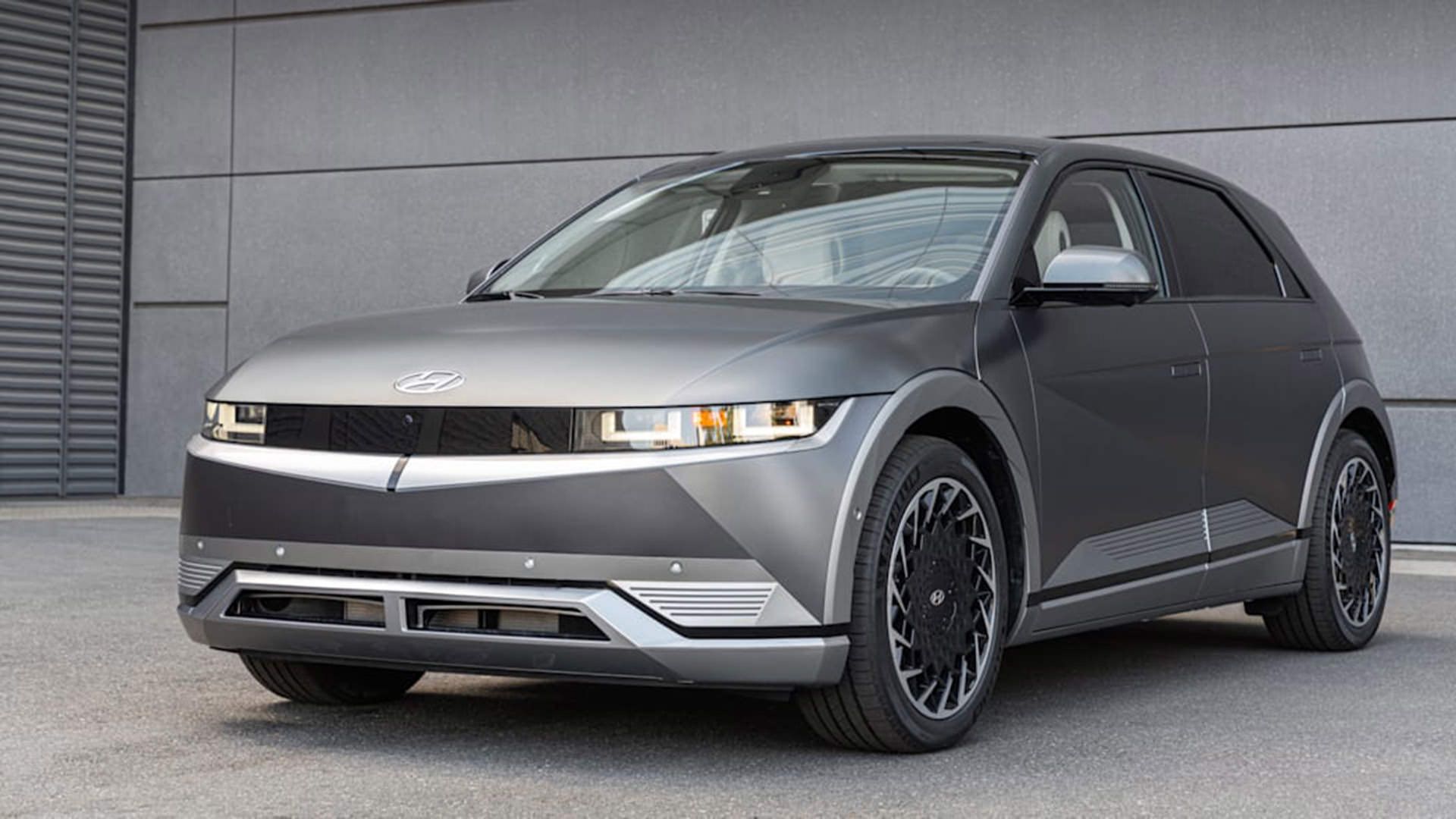 نمای سه چهارم جلو کراس اور برقی هیوندای آیونیک 5 / 2022 Hyundai Ioniq 5 electric crossover خاکستری رنگ