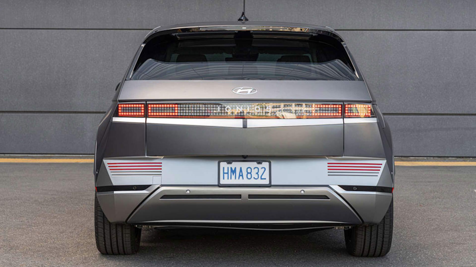 نمای عقب کراس اور برقی هیوندای آیونیک 5 / 2022 Hyundai Ioniq 5 electric crossover خاکستری رنگ