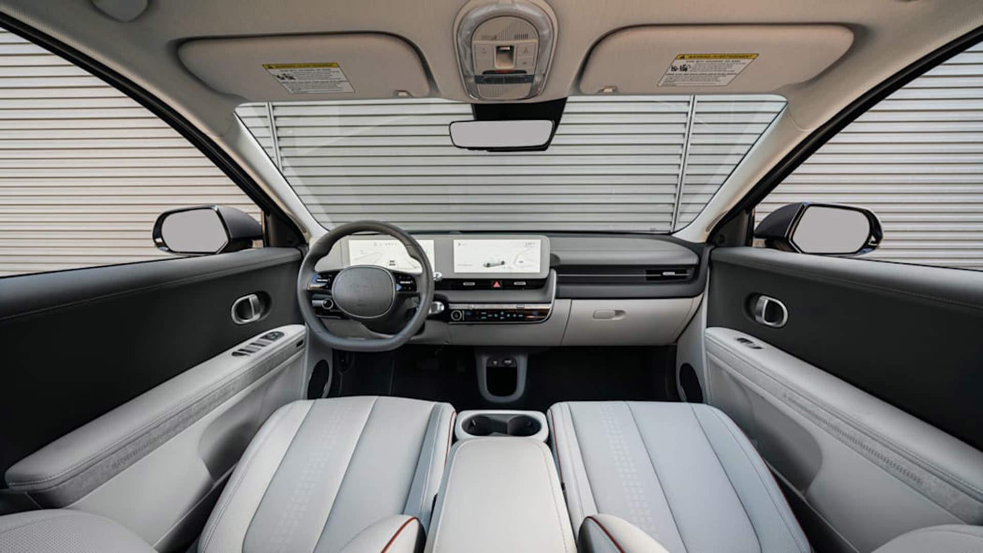 سیستم سرگرمی کراس اور برقی هیوندای آیونیک 5 / 2022 Hyundai Ioniq 5 electric crossover خاکستری رنگ