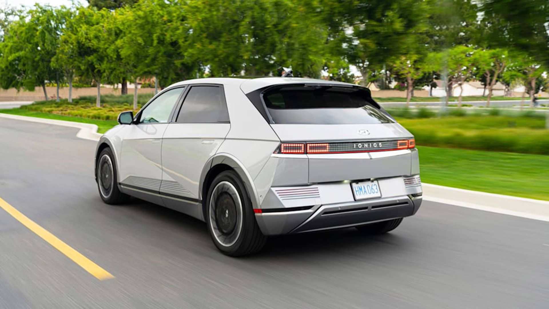 نمای سه چهارم عقب کراس اور برقی هیوندای آیونیک 5 / 2022 Hyundai Ioniq 5 electric crossover خاکستری رنگ