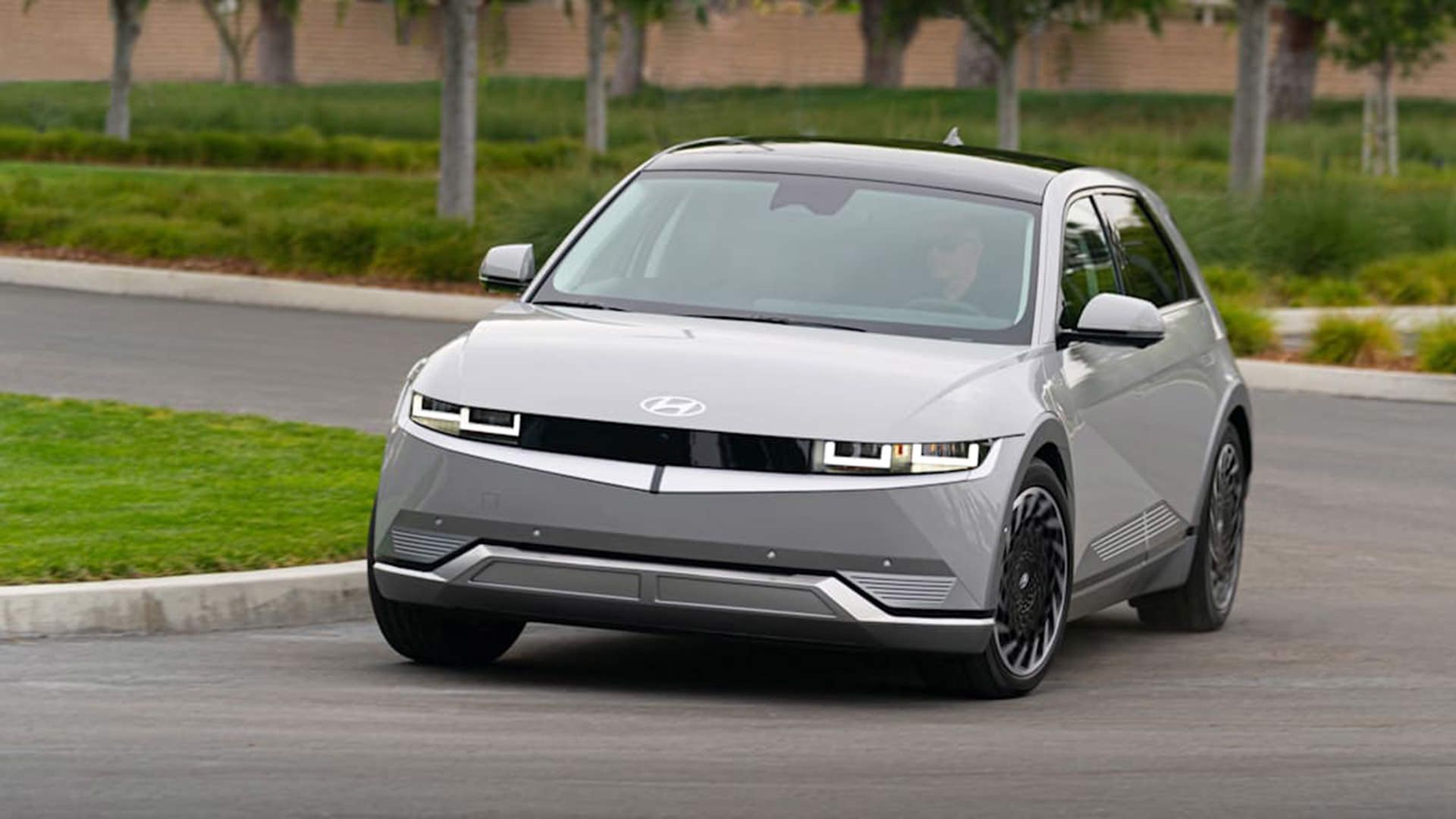 نمای جلو کراس اور برقی هیوندای آیونیک 5 / 2022 Hyundai Ioniq 5 electric crossover خاکستری رنگ در جاده