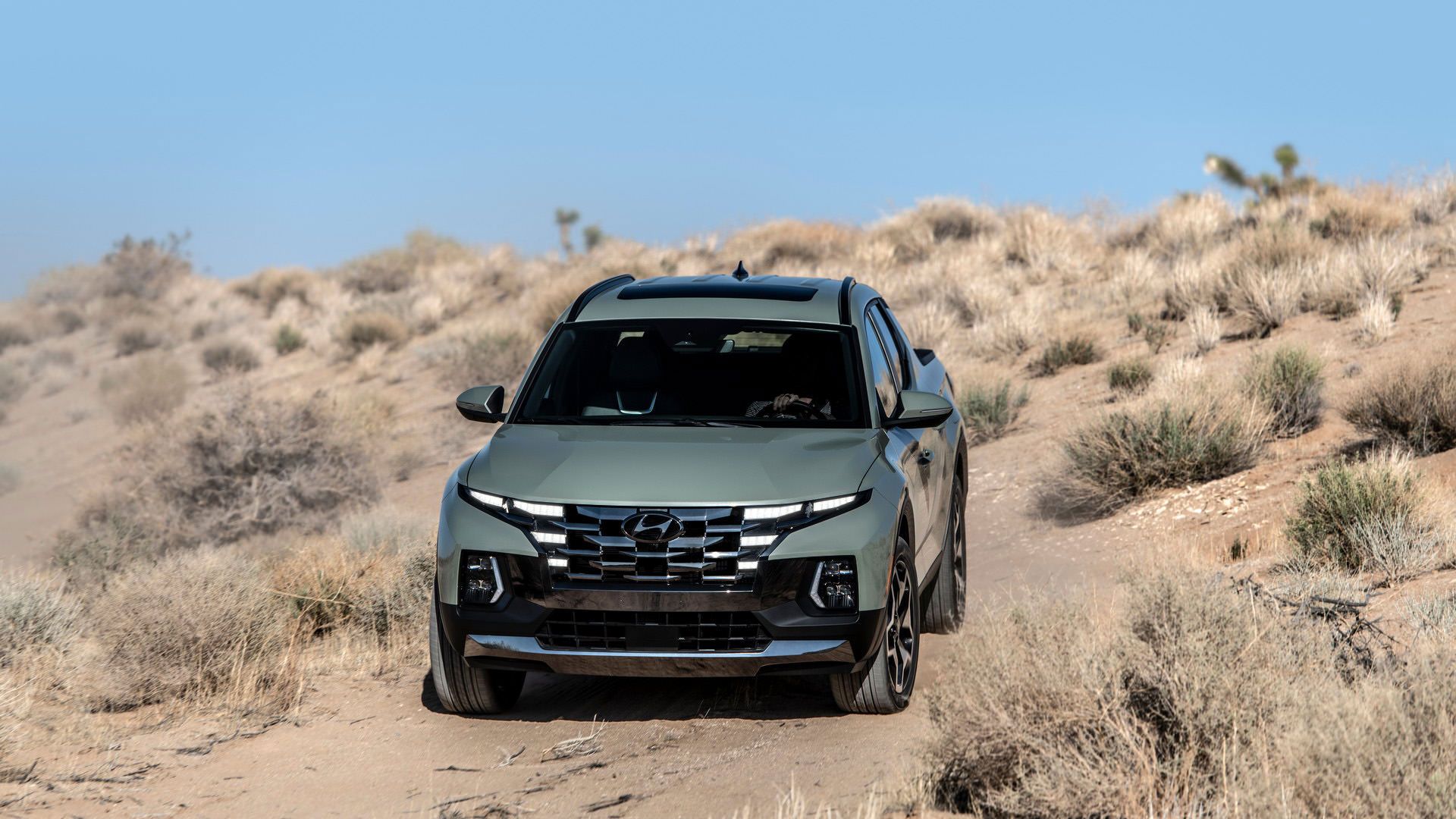 نمای جلو وانت پیکاپ هیوندای سانتاکروز / 2022 Hyundai Santa Cruz در مسیر کویری