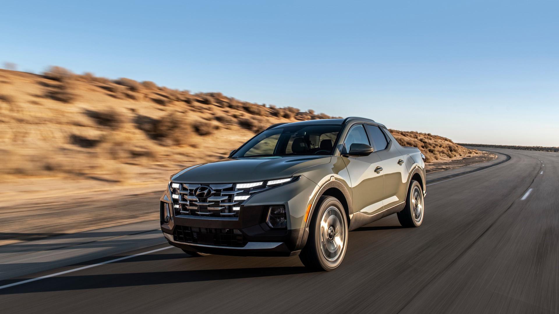نمای سه چهارم وانت پیکاپ هیوندای سانتاکروز / 2022 Hyundai Santa Cruz در جاده